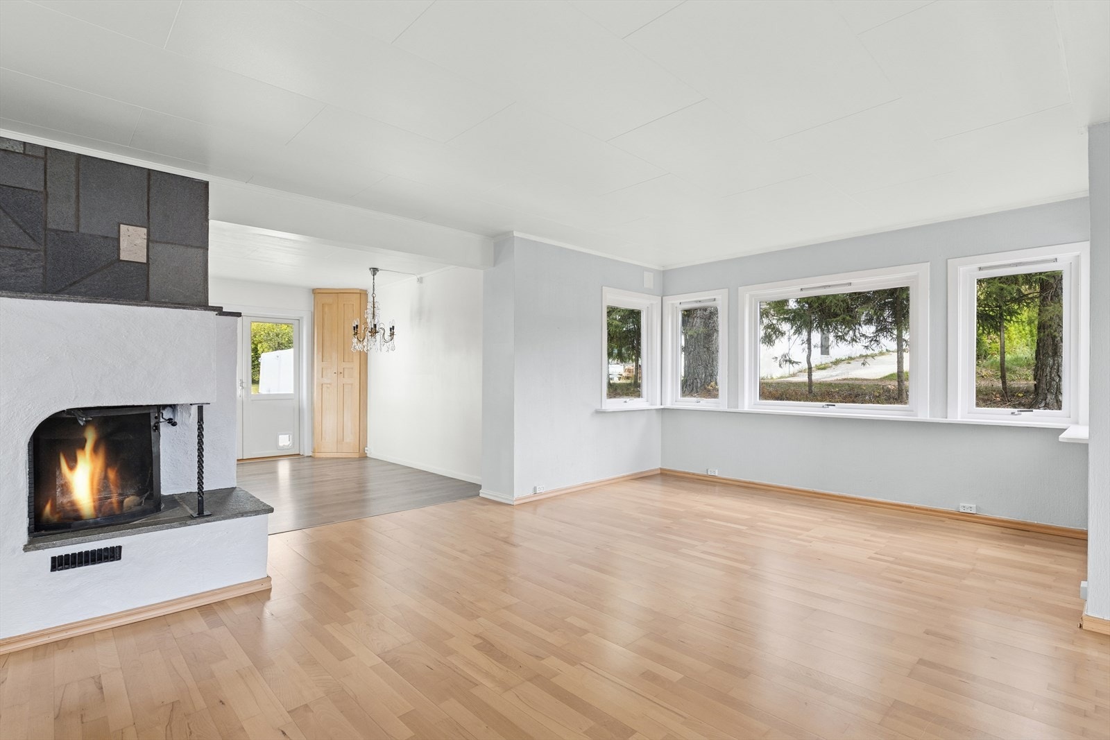 Romslig stue med gode møbleringsmuligheter. Galleribilde