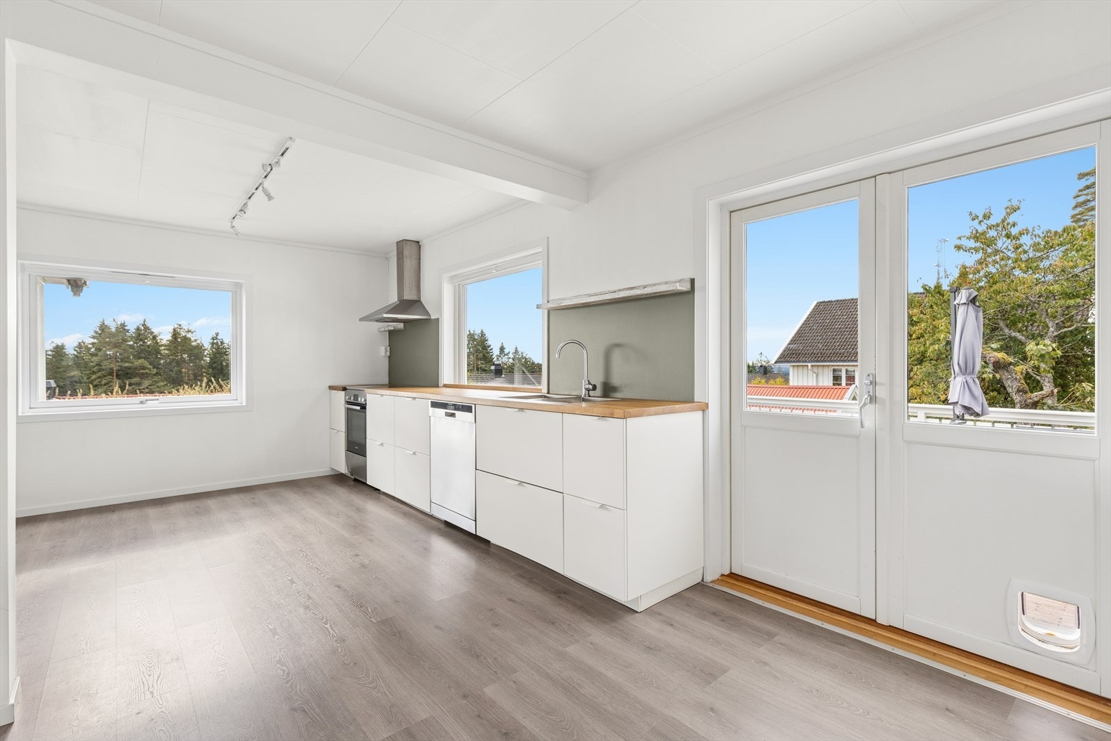 Fra kjøkkenet er det utgang til vestvendt terrasse på ca. 35 kvm. Galleribilde