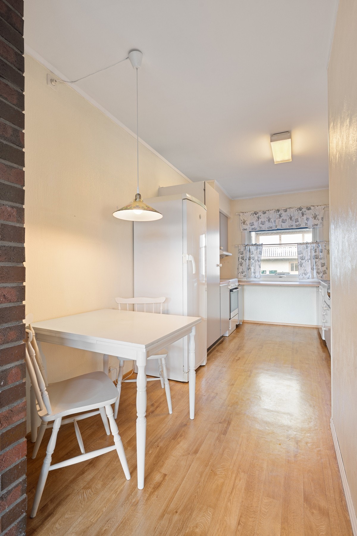 Inn mot kjøkkenet er det også plass til et spisebord Galleribilde