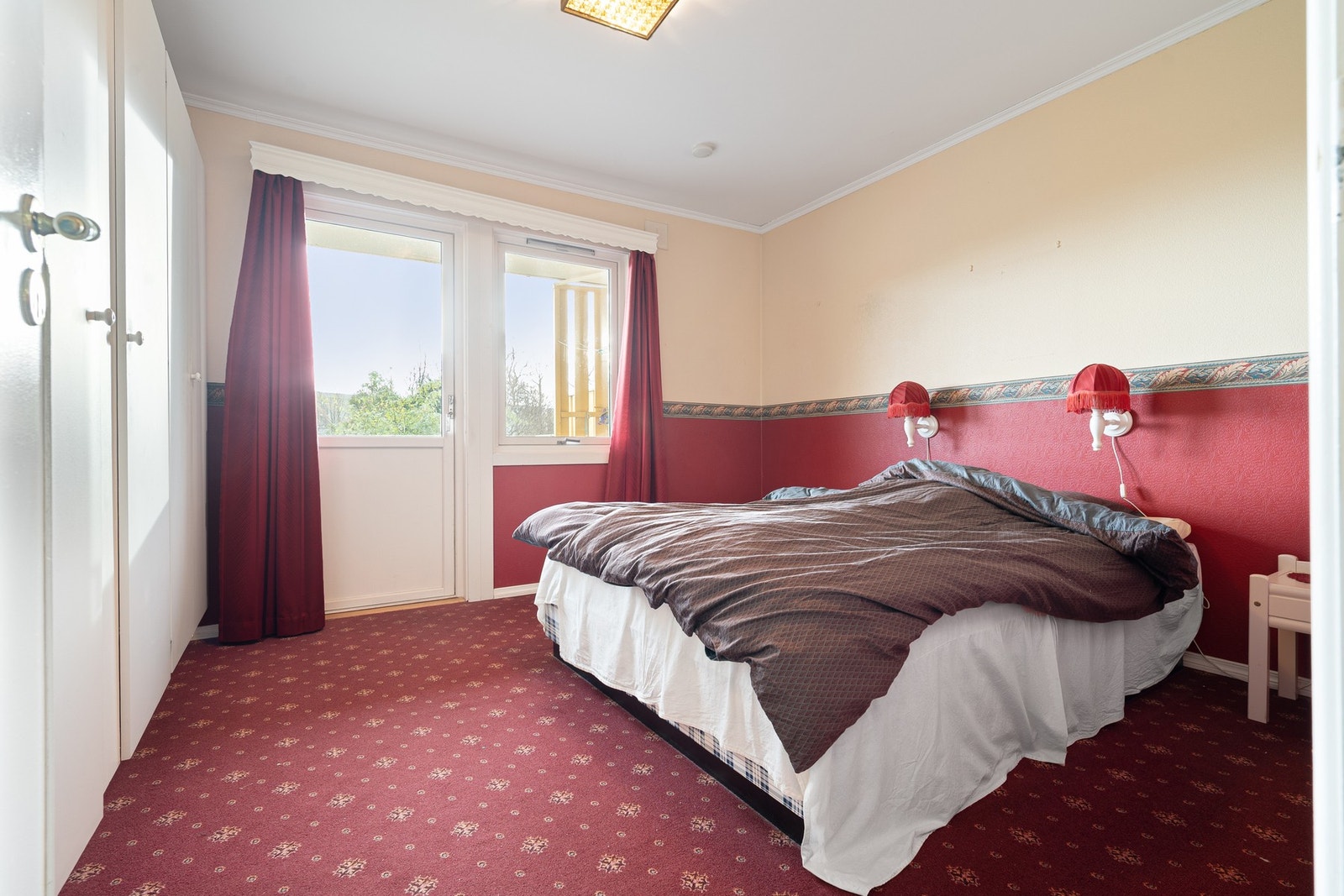 Hovedsoverommet har innebygd garderobeskap langs hele veggen og adkomst ut til terrasse og hage Galleribilde