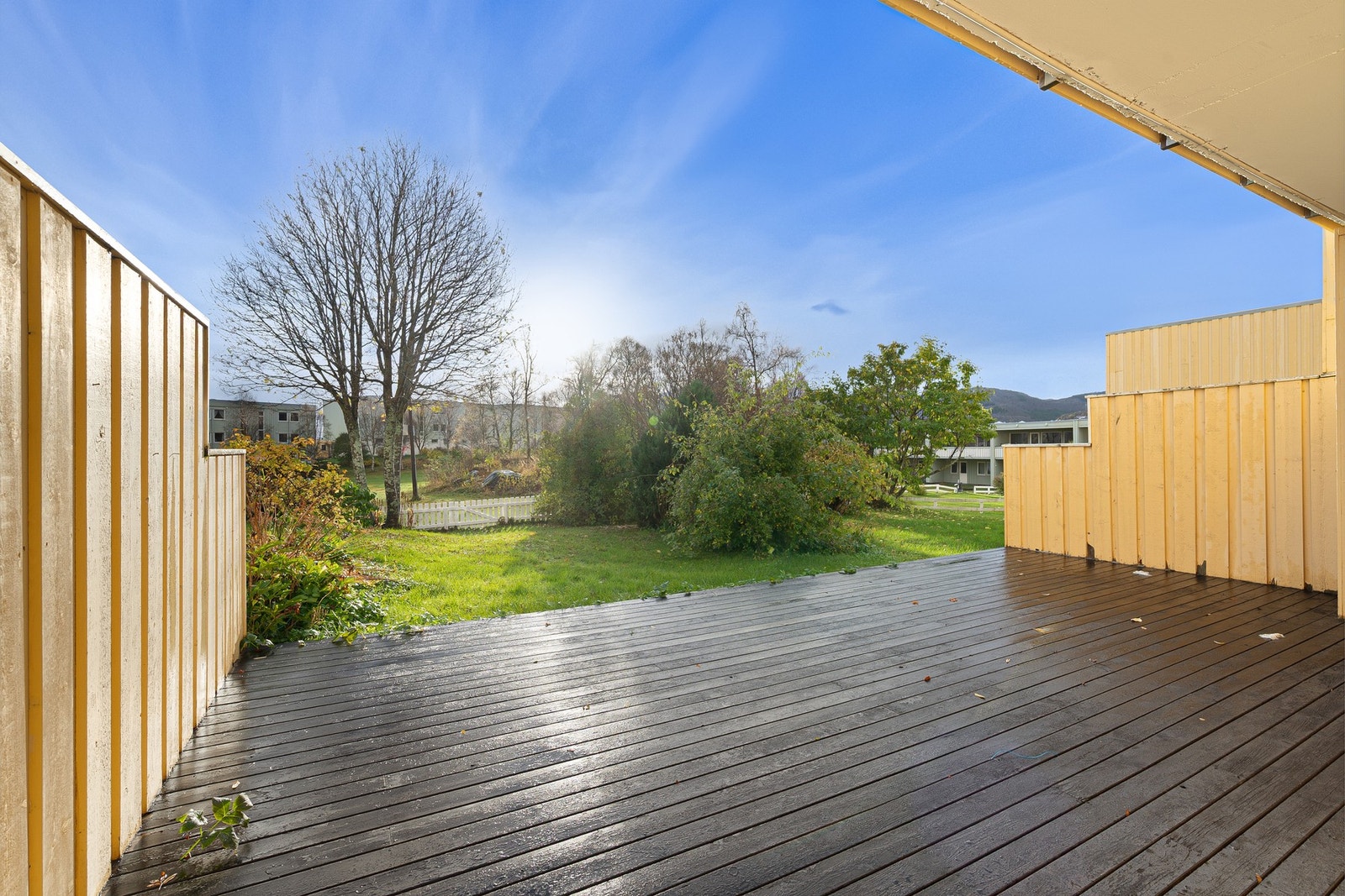 Usjenert uteområde med god plass til utemøblement Galleribilde