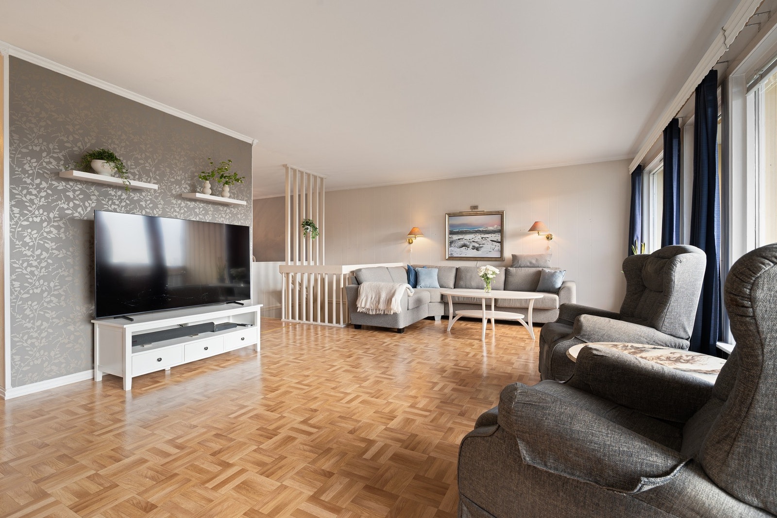 Boligen har en god planløsning med en meget romslig stue i hovedetasjen som gir flere møbleringsmuligheter Galleribilde