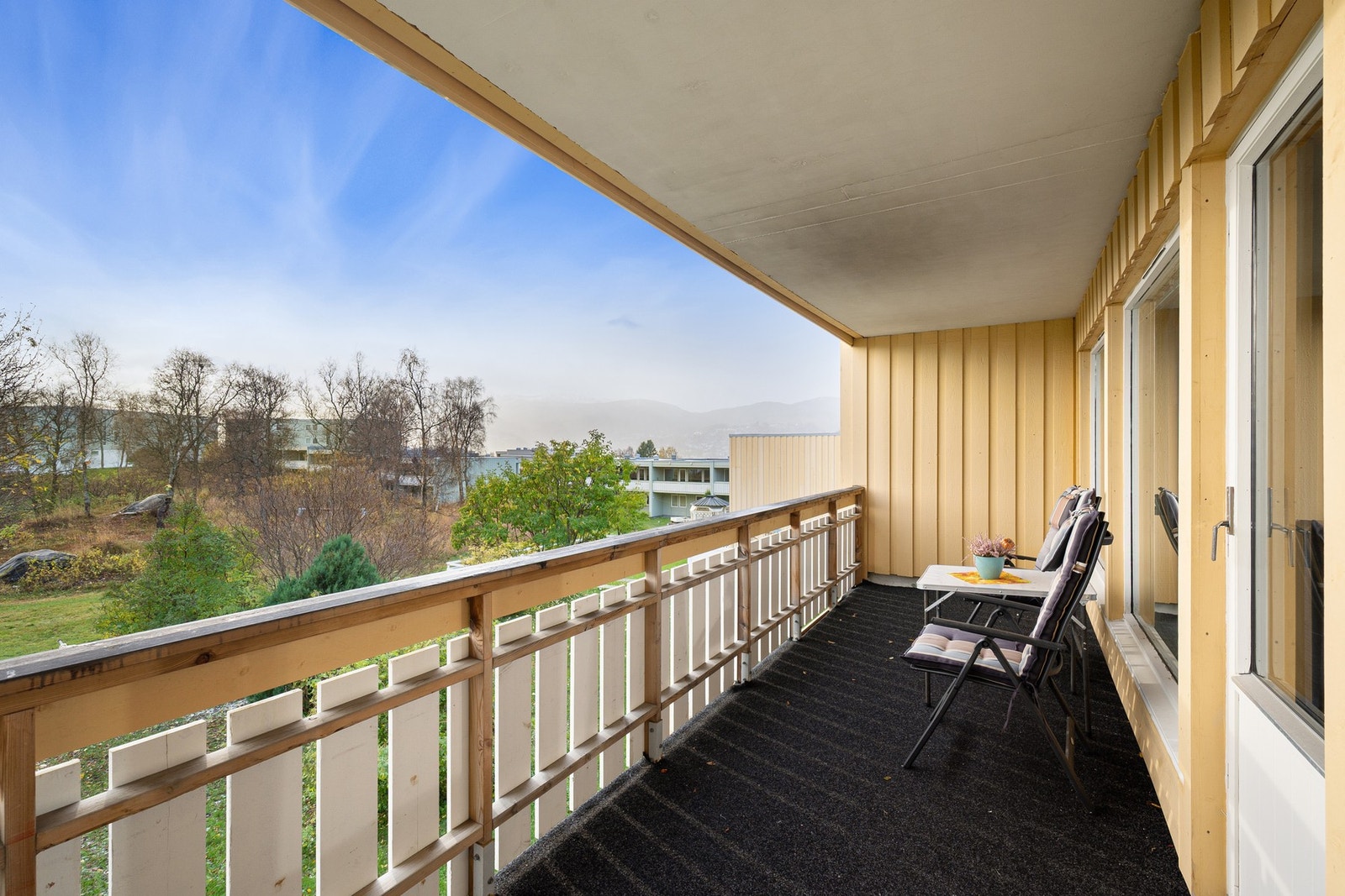Balkongen i 2. etasje har utsikt over nærområdet Galleribilde
