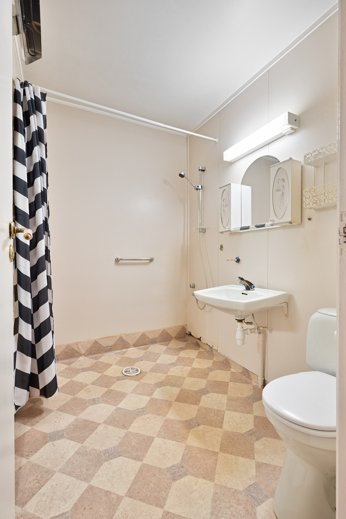 Badet inneholder servant, dusjnisje og toalett Galleribilde