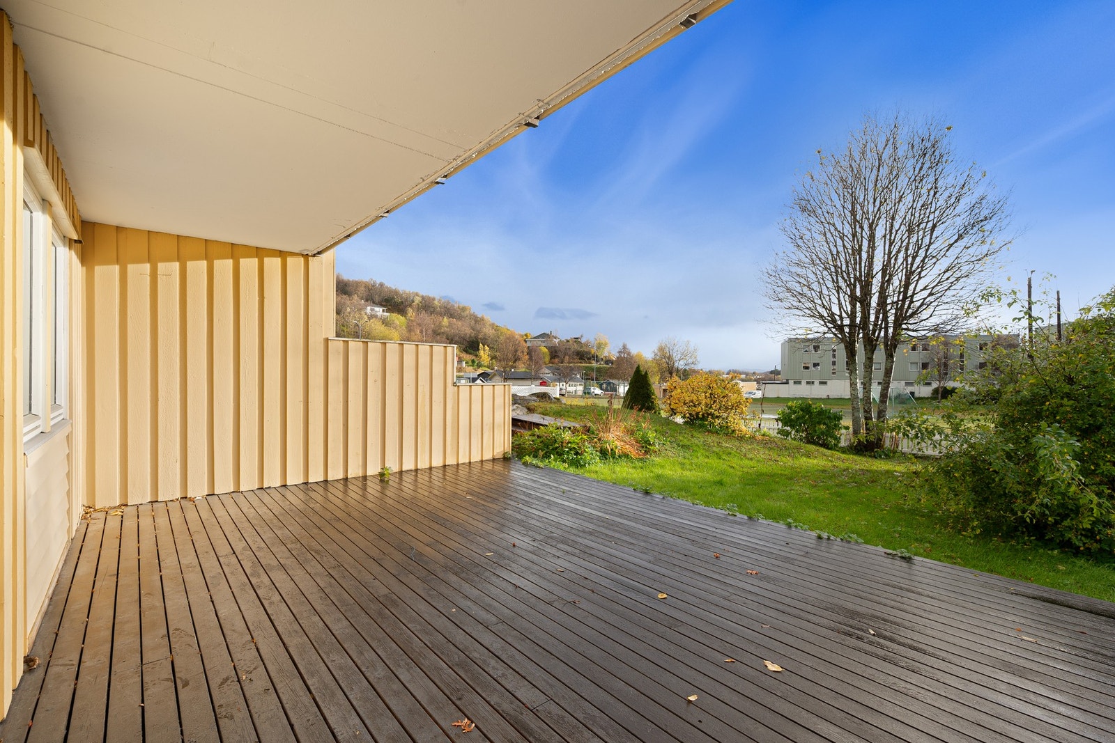 I underetasjen er det 30 kvm terrasse med direkte adkomst til hagen Galleribilde