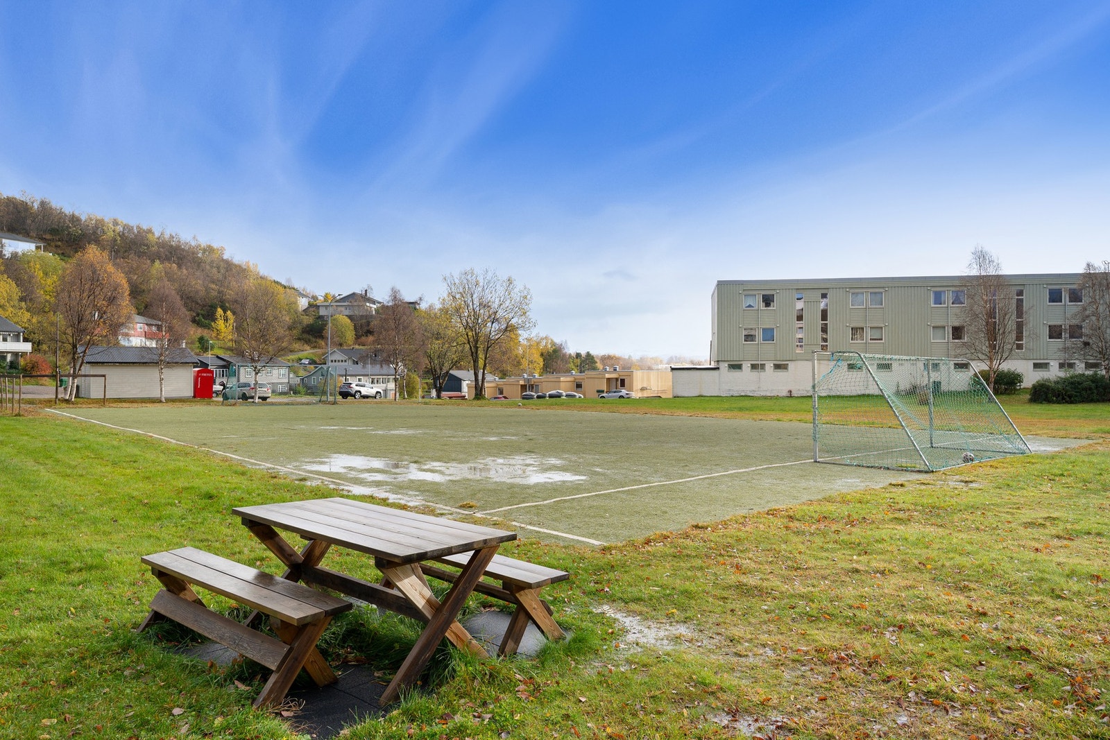 Fellesarealene i borettslaget er godt tilpasset alle aldersgrupper med både sittebenker og aktivitetsområder med fotballbane Galleribilde