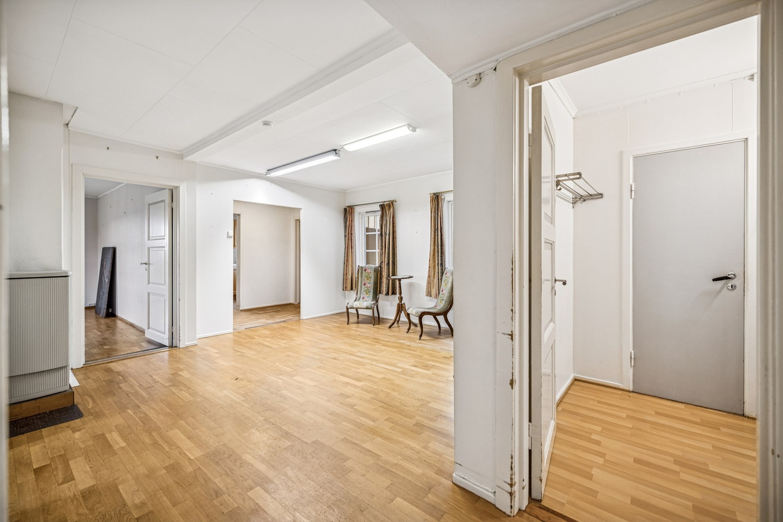 Boligens gangarealer binder rommene i første etasje sammen på en funksjonell måte. Galleribilde