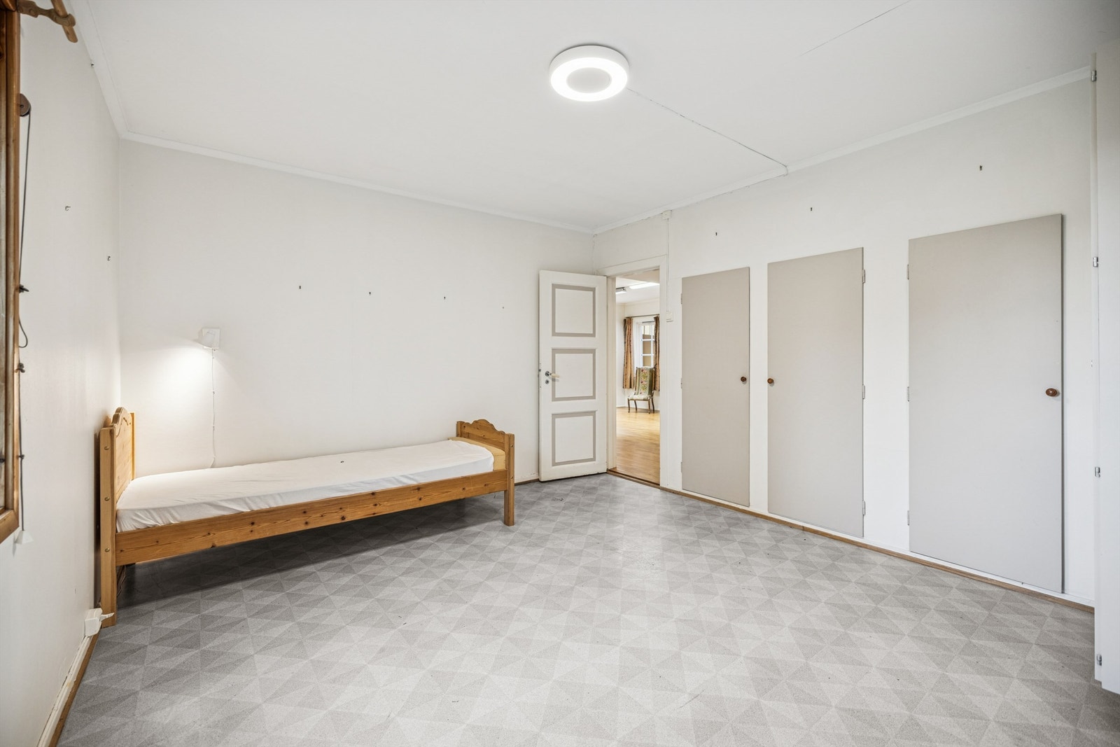 Soverom 1 er romslig og har plassbygde garderobeskap Galleribilde