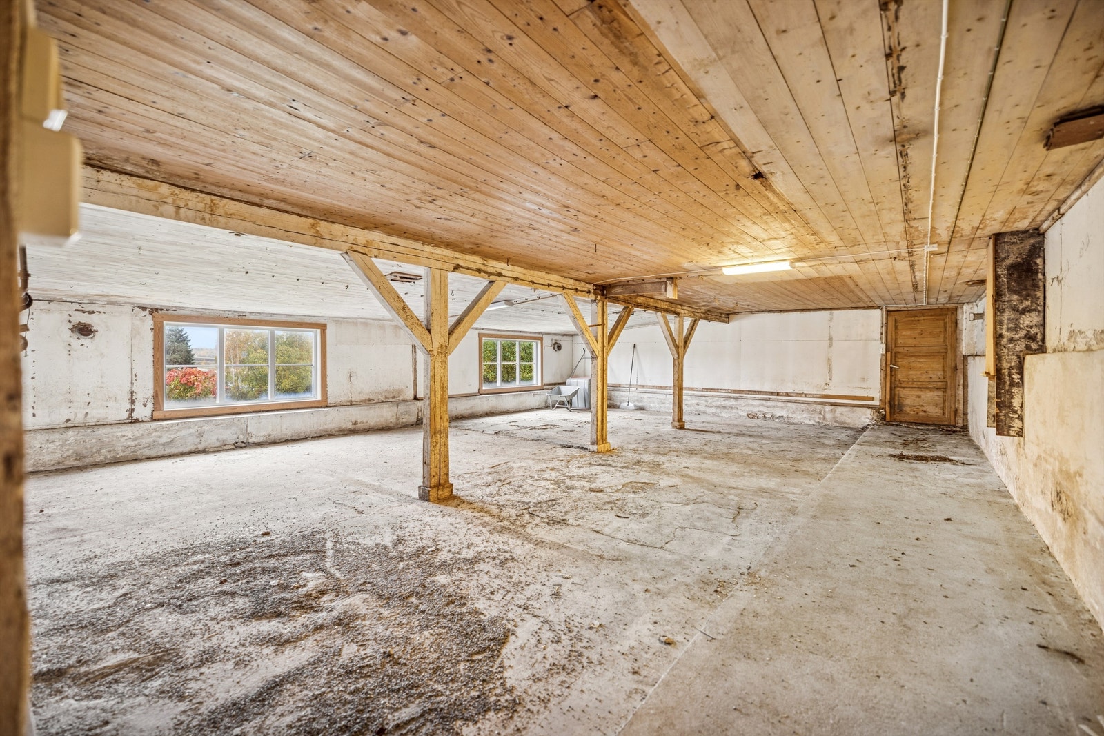 Det tidligere fjøsrommet gir et unikt potensial for verksted eller andre bruksformål. Galleribilde