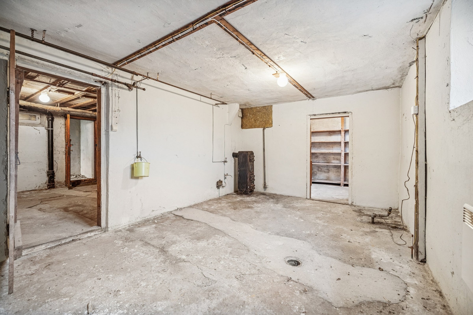 Kjelleren har flere boder og lagringsrom med både innvendig og utvendig adkomst. Galleribilde