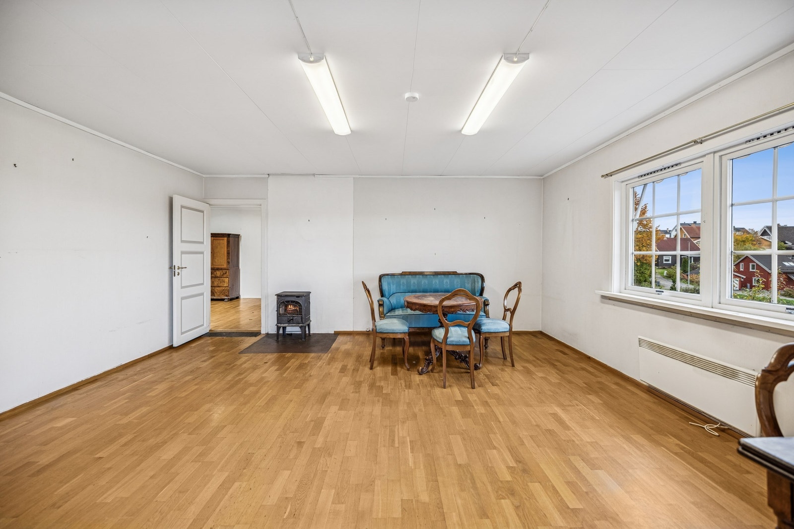 Stuen er et romslig samlingspunkt med god plass til flere sittegrupper og det er enkelt å dele opp i ulike soner. Galleribilde