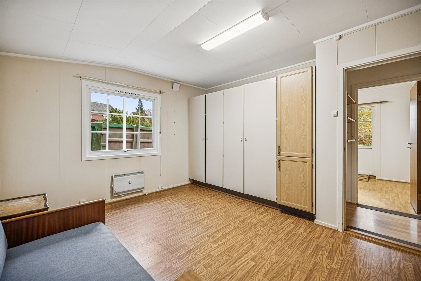 Soverom 2. Rommet har plassbygde garderobeskap for effektiv oppbevaring. Galleribilde