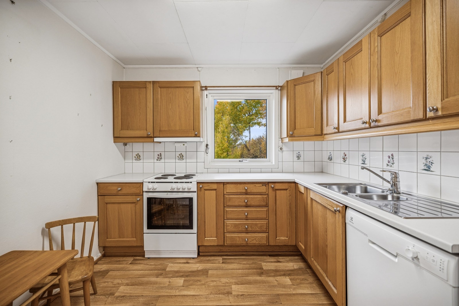 Over komfyren er det montert en kjøkkenventilator med avtrekk ut gjennom yttervegg. Galleribilde