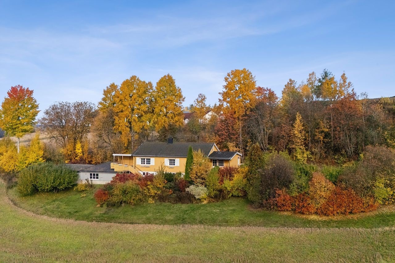 Tomten har et lite tun rundt bygningen og ellers fulldyrket jord på ca 27 dekar. Galleribilde