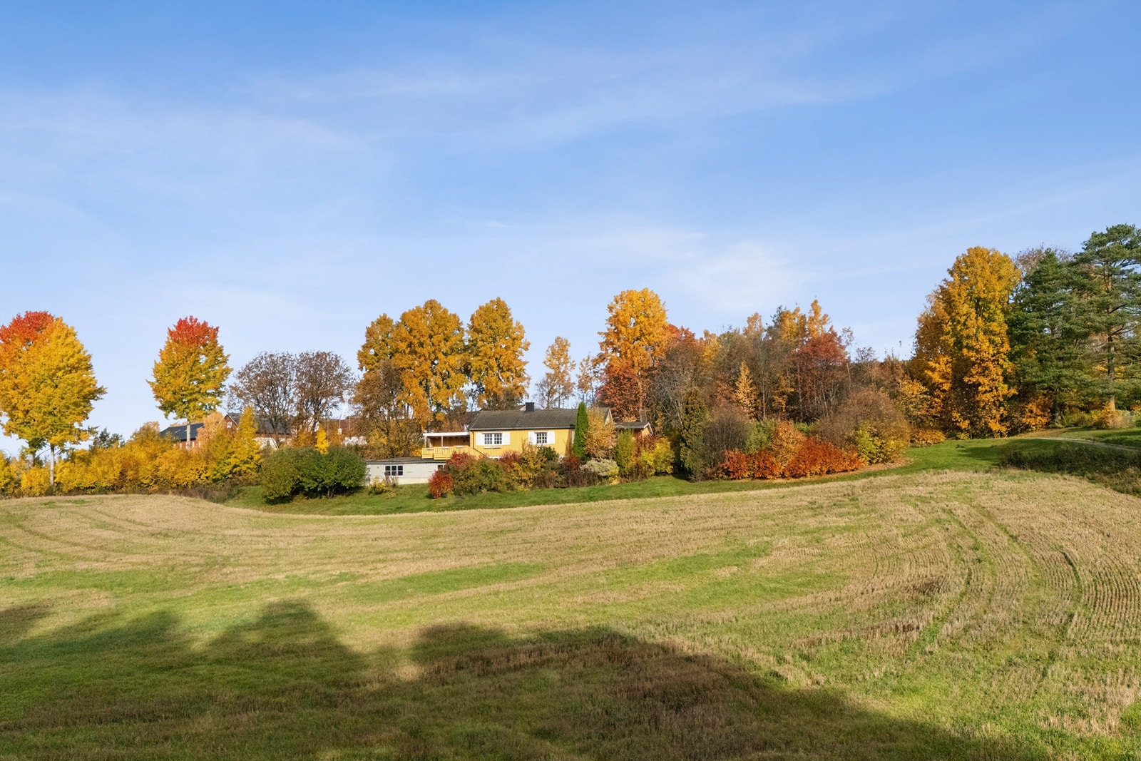 En innholdsrik eiendom med stor tomt beliggende tilbaketrukket på Åker på Ridabu. Galleribilde