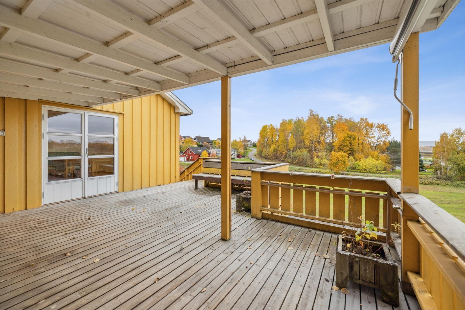 Terrassen har god plass til flere sittegrupper og en levegg mot nord. Galleribilde