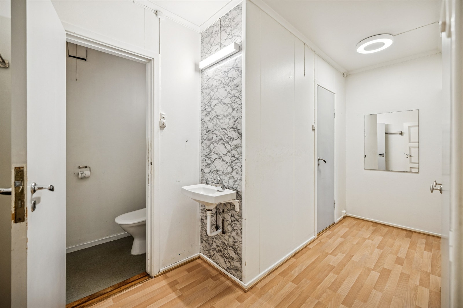 Et separat toalettrom er praktisk plassert i gangen. Servant er plassert på utsiden av rommet. Galleribilde