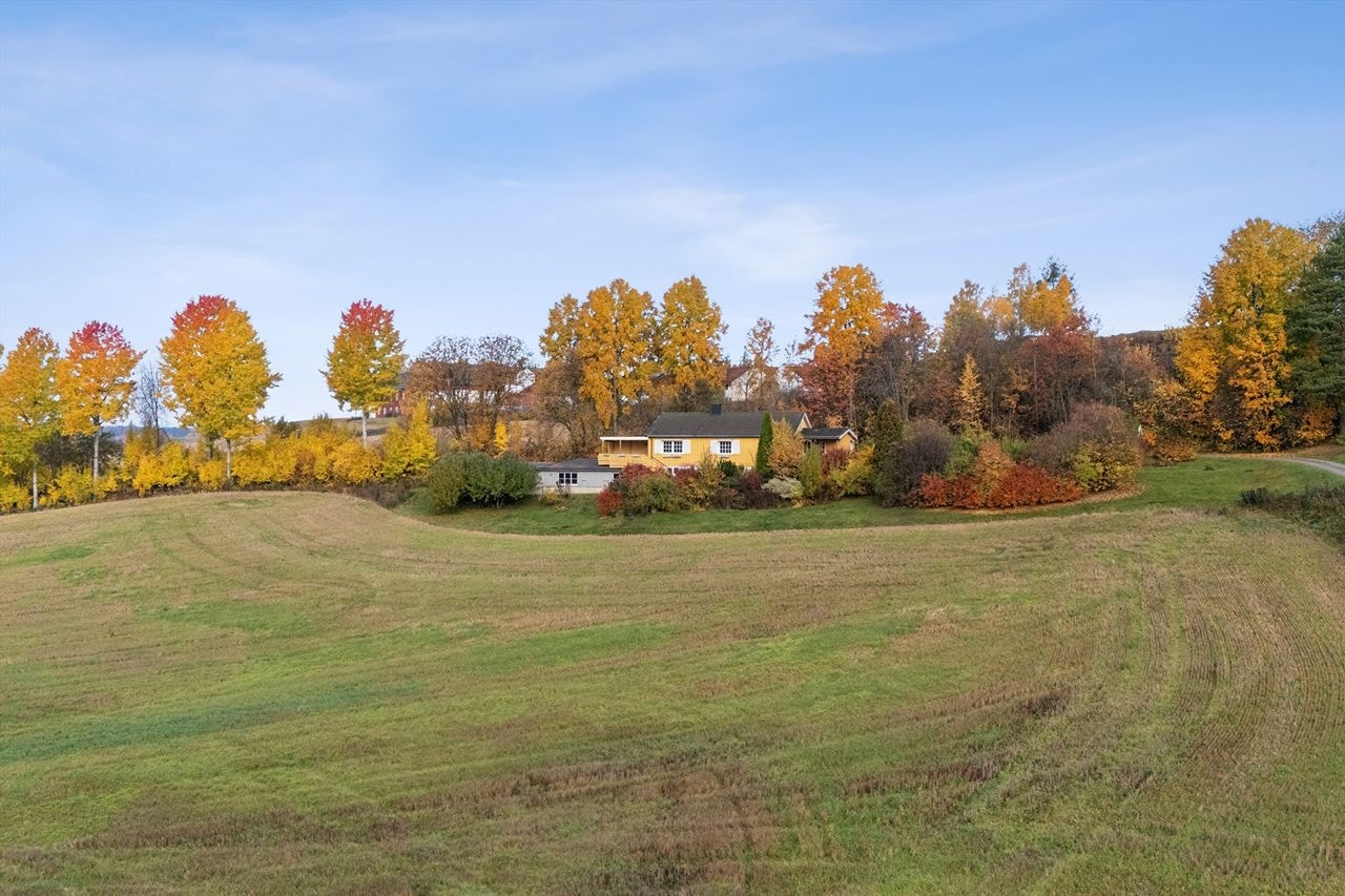 Eiendommen har et spennende potensial med flere bruksmuligheter og en barnevennlig plassering. Galleribilde