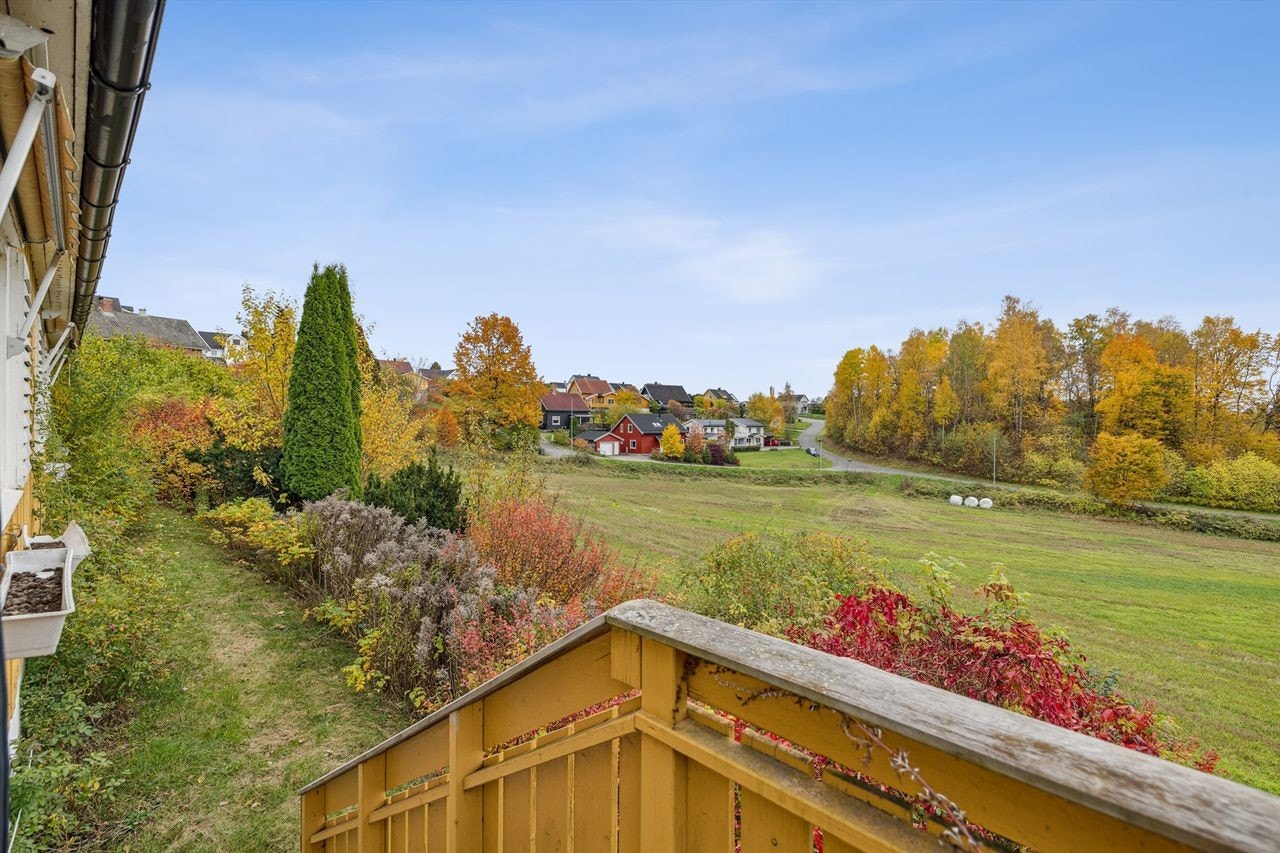Fra terrassen er det utsyn mot boligfeltet på Åker samt til Åkersvika. Galleribilde