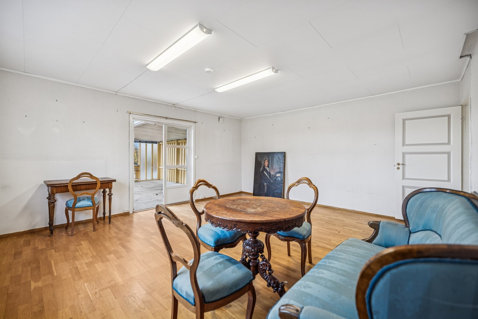 Rommet har parkett på gulvet og gir fleksibilitet for ulike møbleringsløsninger. Galleribilde