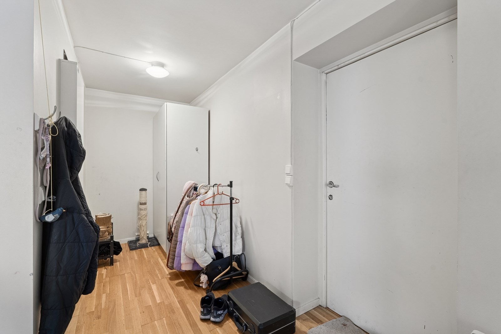 Romslig entrè med god plass til garderobe Galleribilde