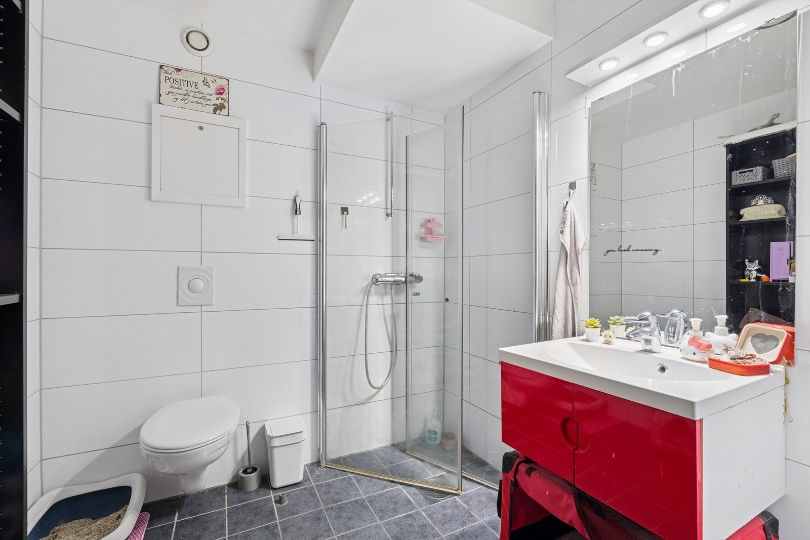 Badet inneholder dusjnisje med dusjdører, baderomsinnredning og vegghengt toalett.
Opplegg for vaskemaskin. Galleribilde