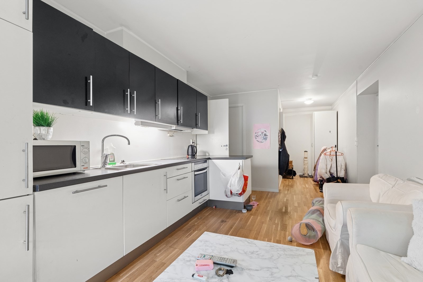 Kjøkkenet har integrerte hvitevarer Galleribilde