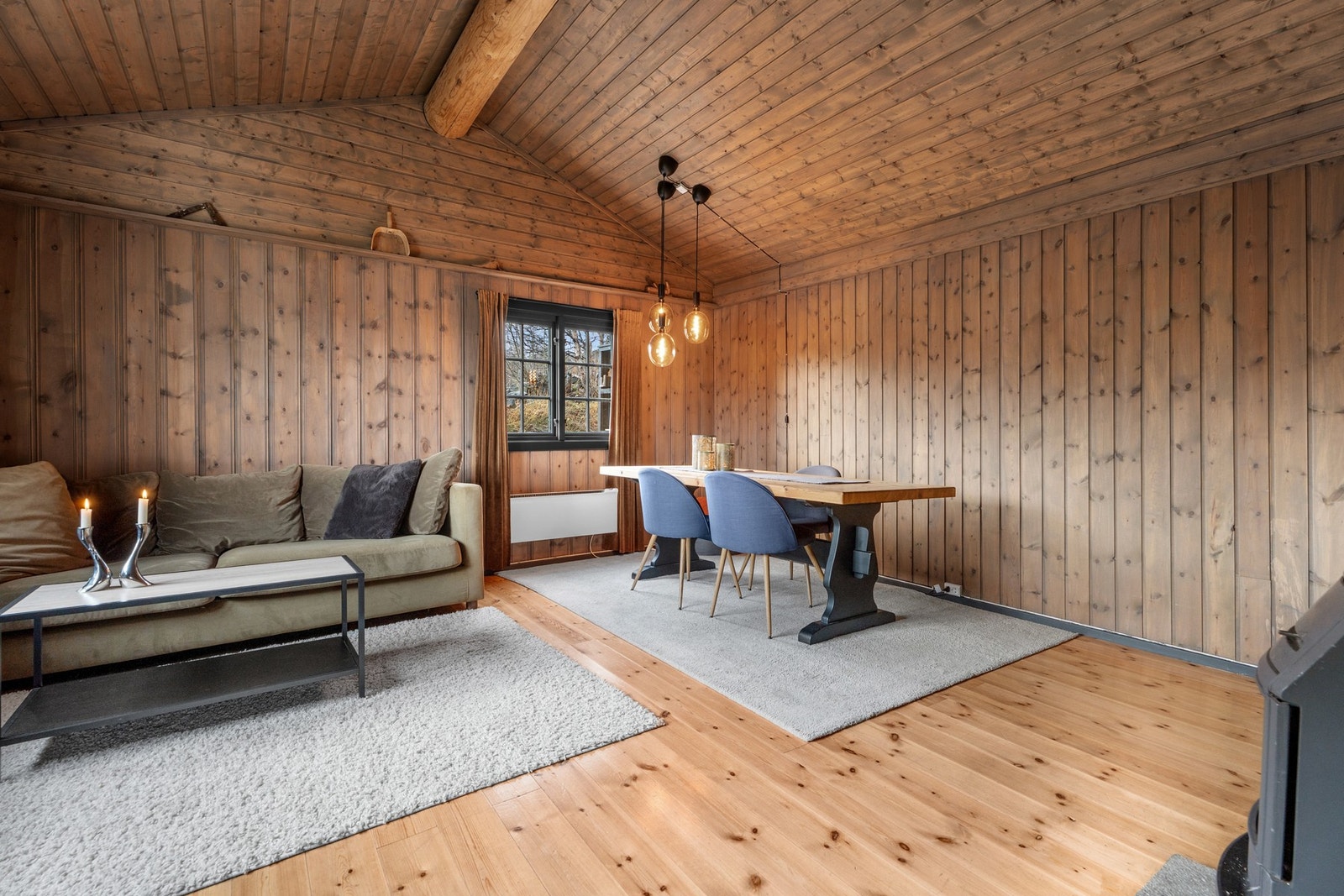 Stuen er i dag innredet med spisebord. Galleribilde