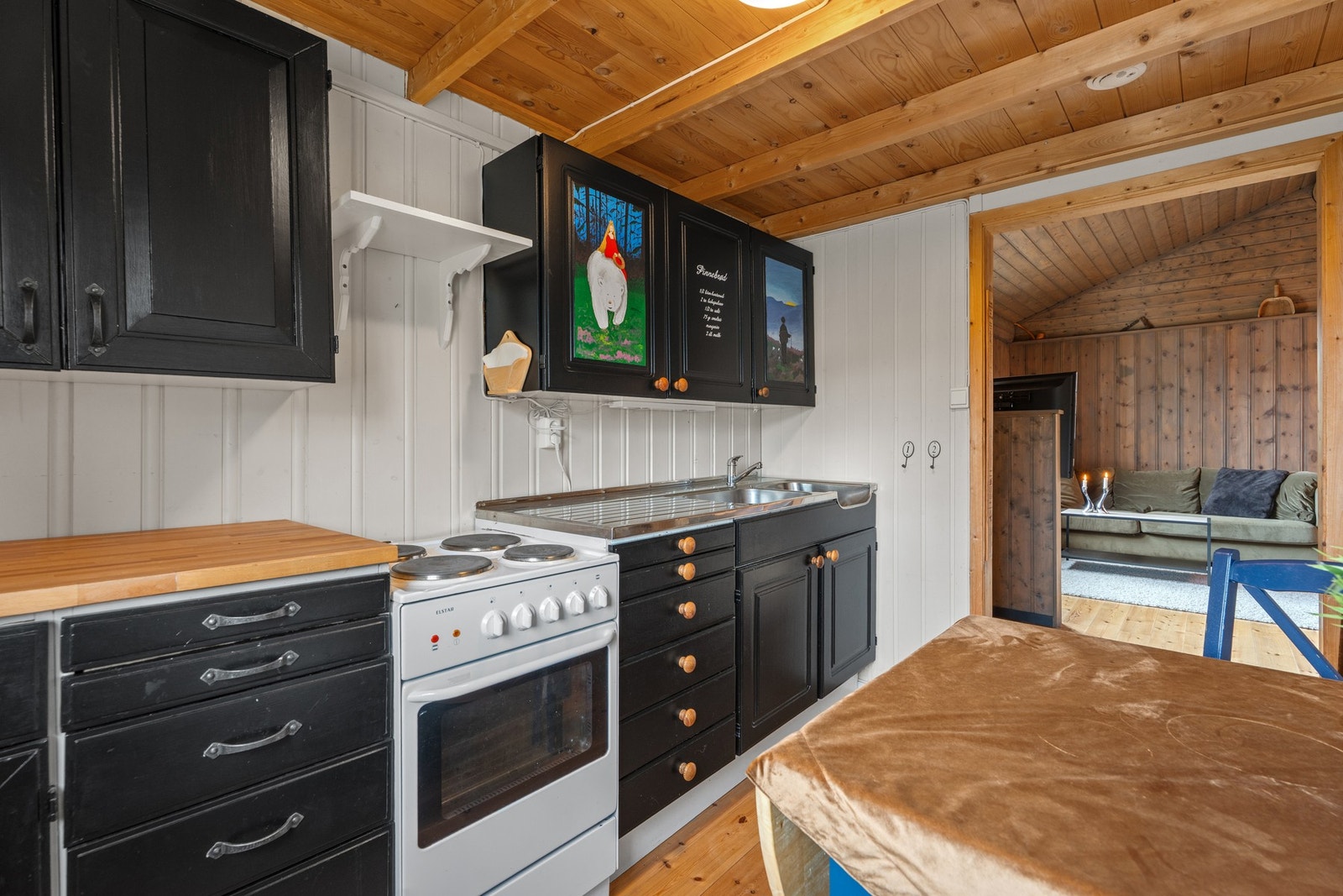 Kjøkkenet disponerer rikelig med skap og benkeplass. Galleribilde