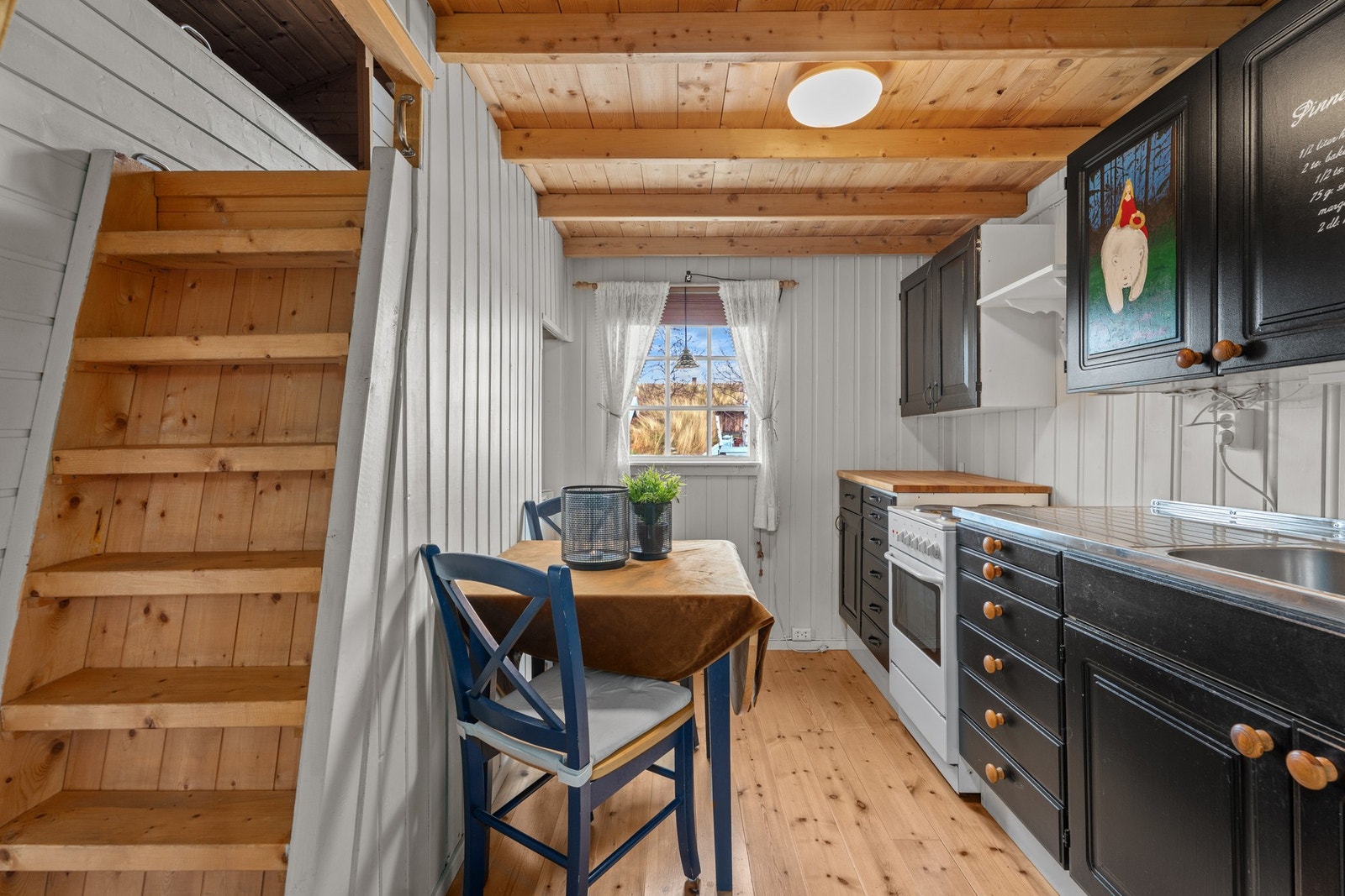 Fra kjøkkenet er det trapp til hems. Galleribilde