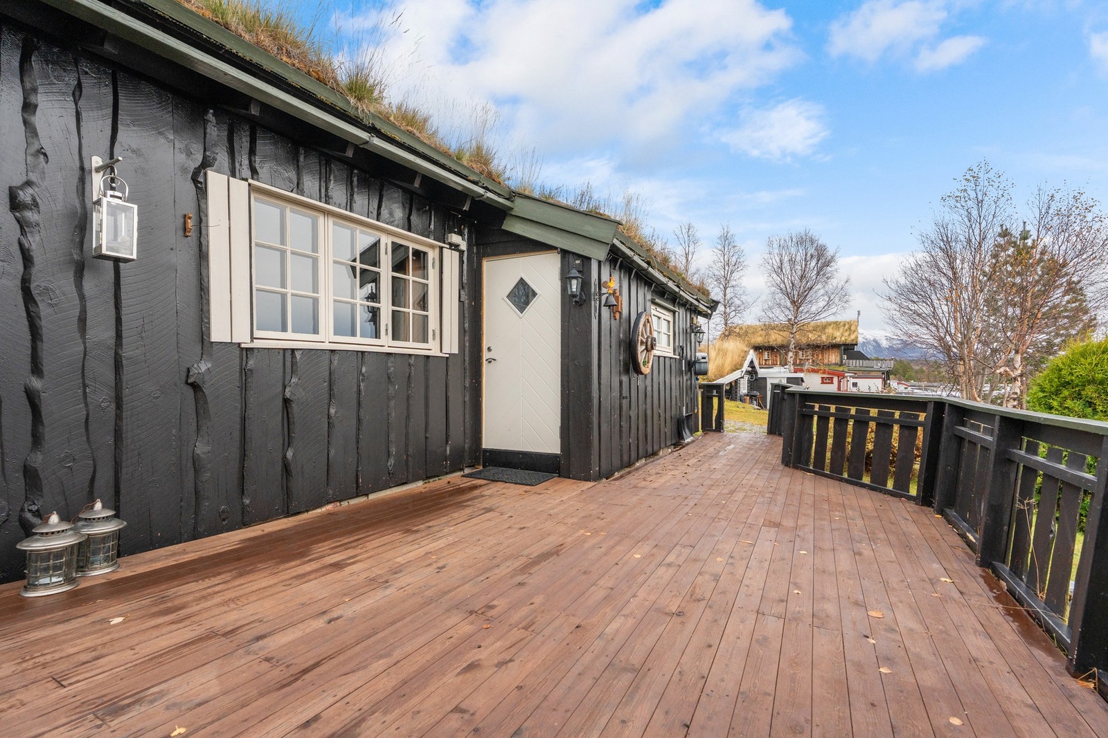 Det er en pent opparbeidet platting ved inngangspartiet. Galleribilde