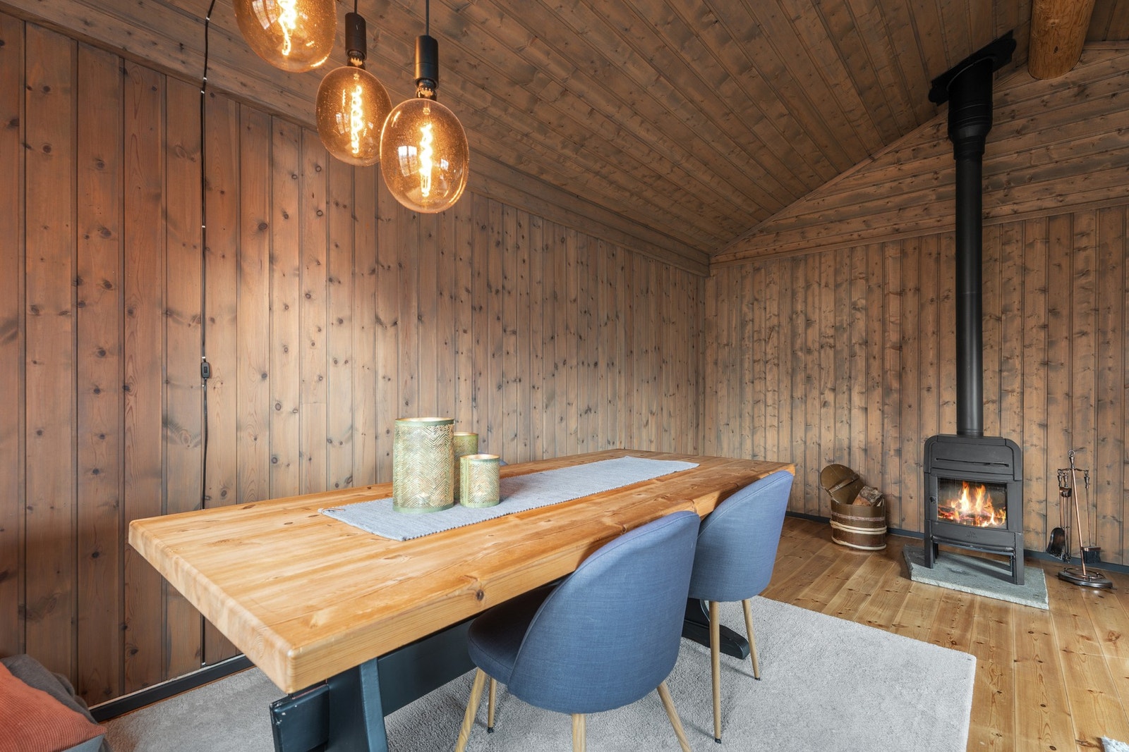 Hytten har vedfyring og elektrisk som oppvarmingskilder. Galleribilde