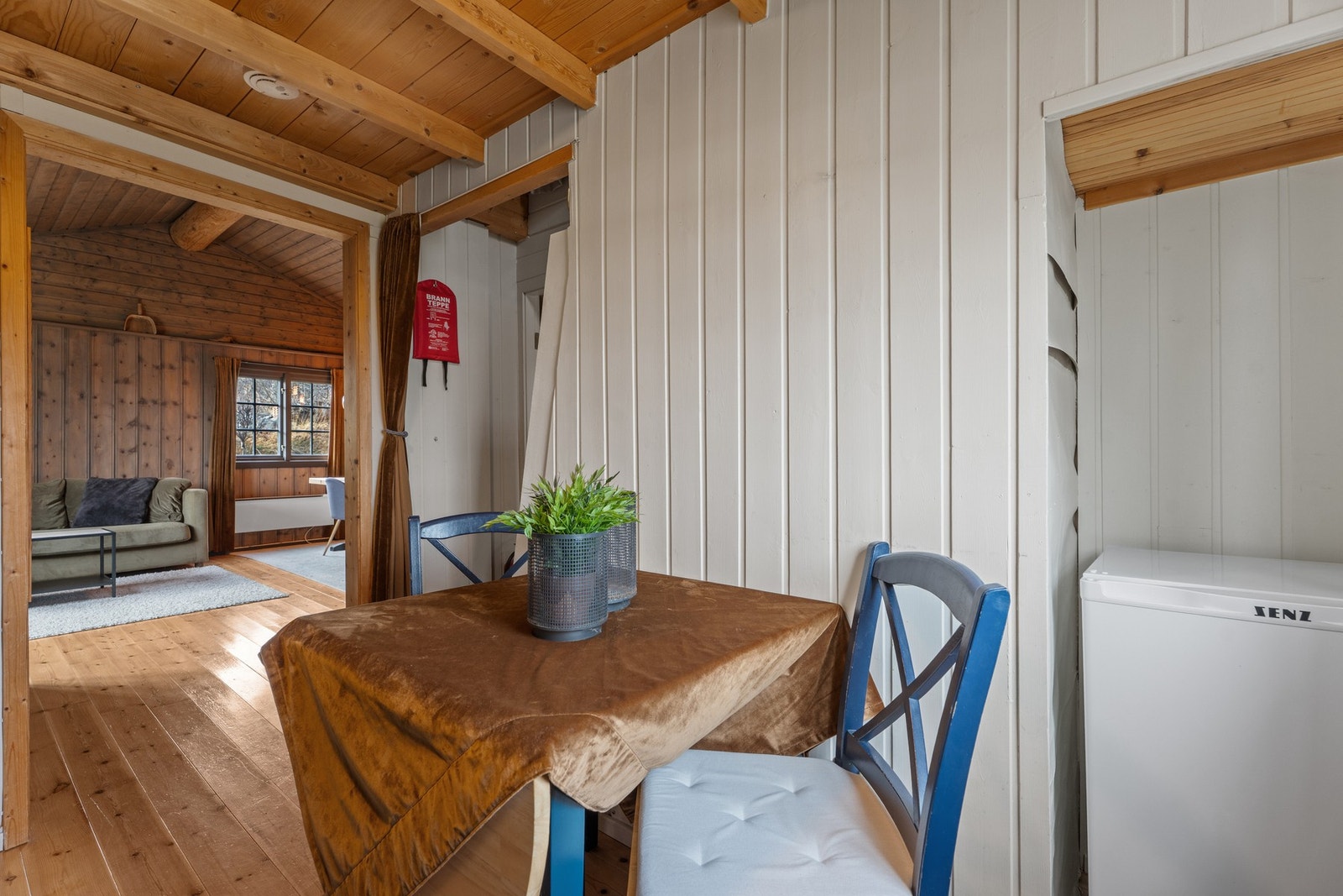 Det er plass til koselig spisegruppe på kjøkkenet. Galleribilde