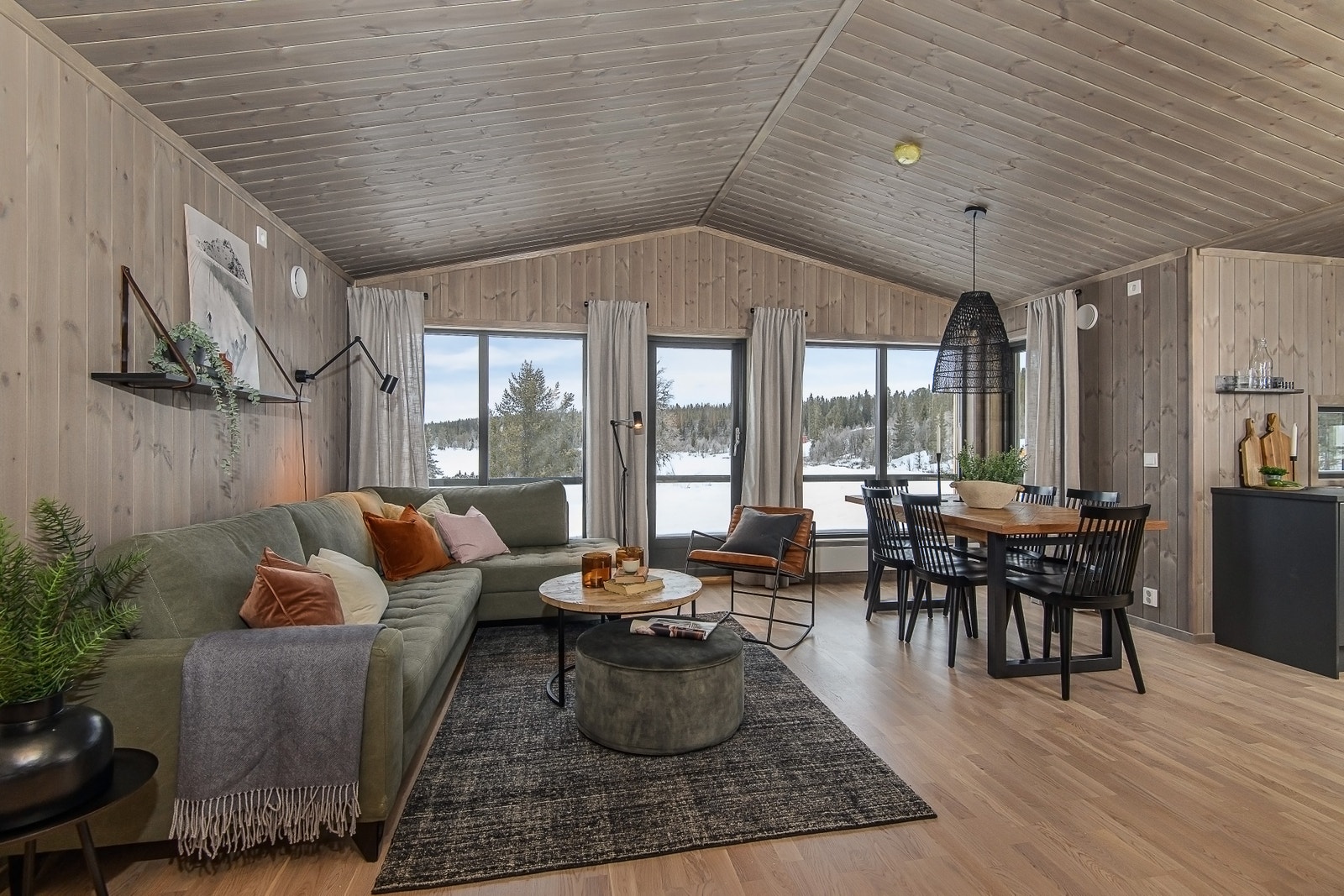 skrå himling i stue gir en god romfølelse Galleribilde