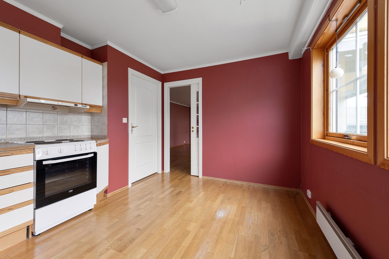 Det er plass til spisebord på kjøkkenet Galleribilde