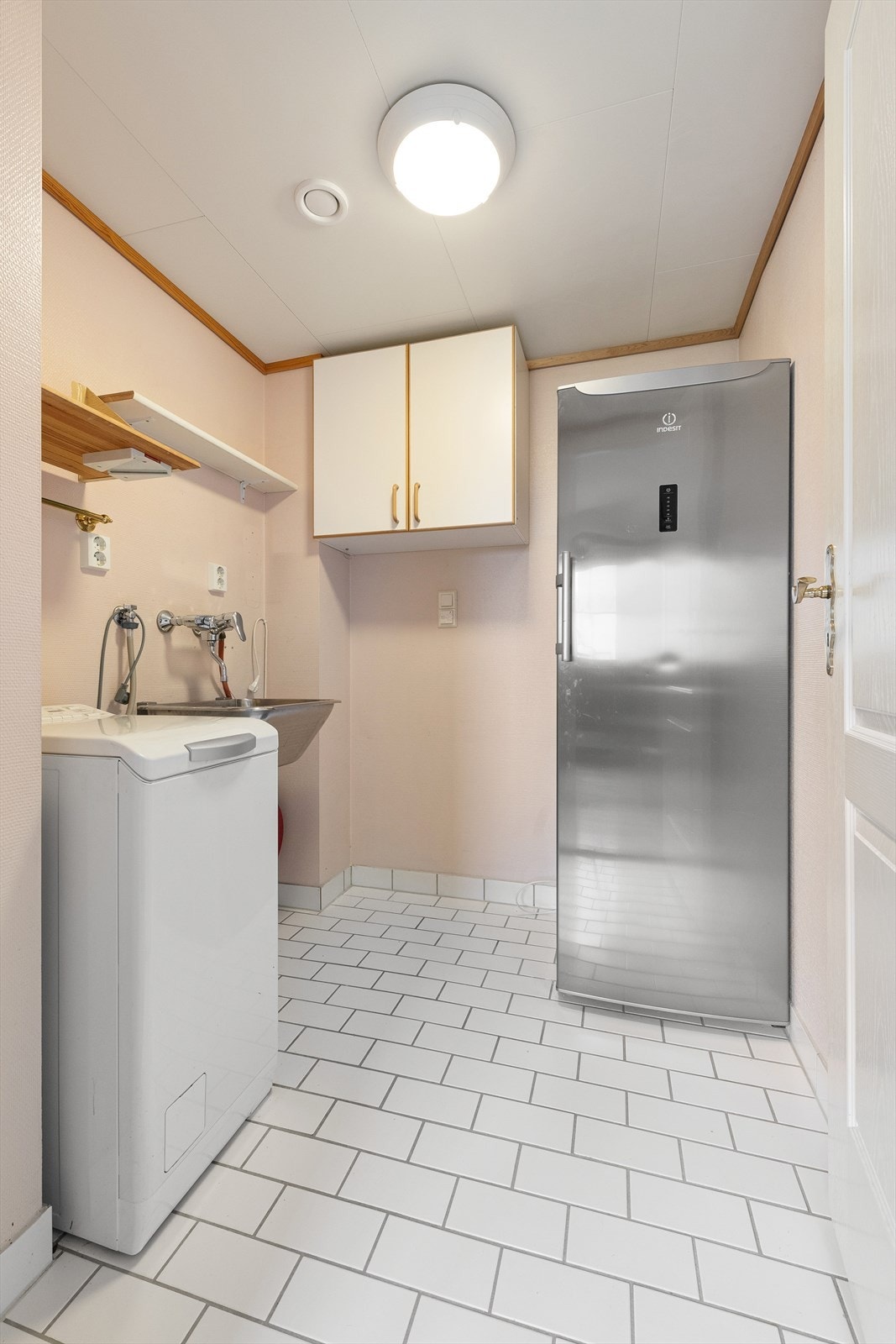 Vaskerom som ligger innenfor kjøkkenet. Vaskemaskin og fryseskap medfølger Galleribilde