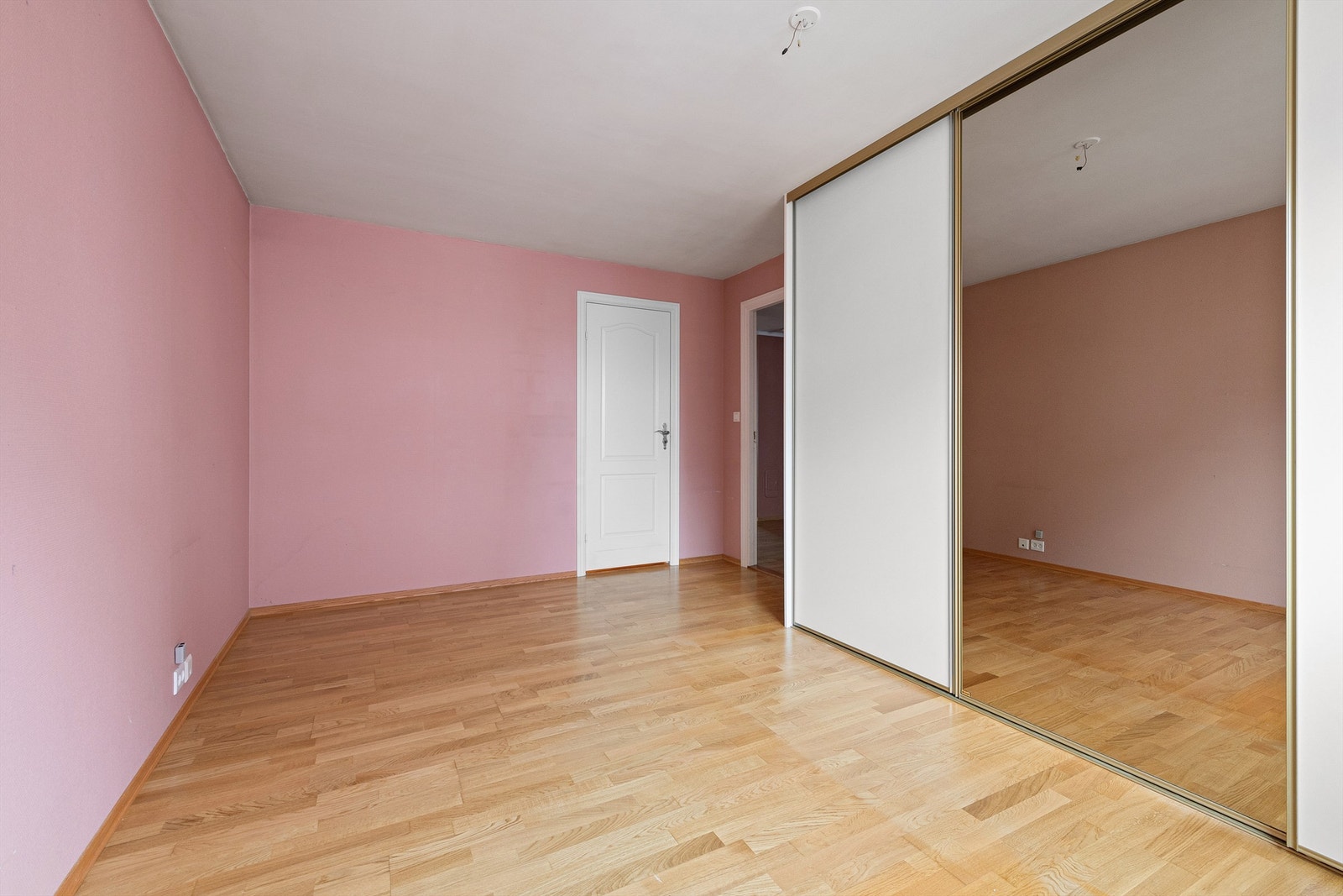 Hovedsoverom med skyvedørsgarderobe og dør til bod Galleribilde