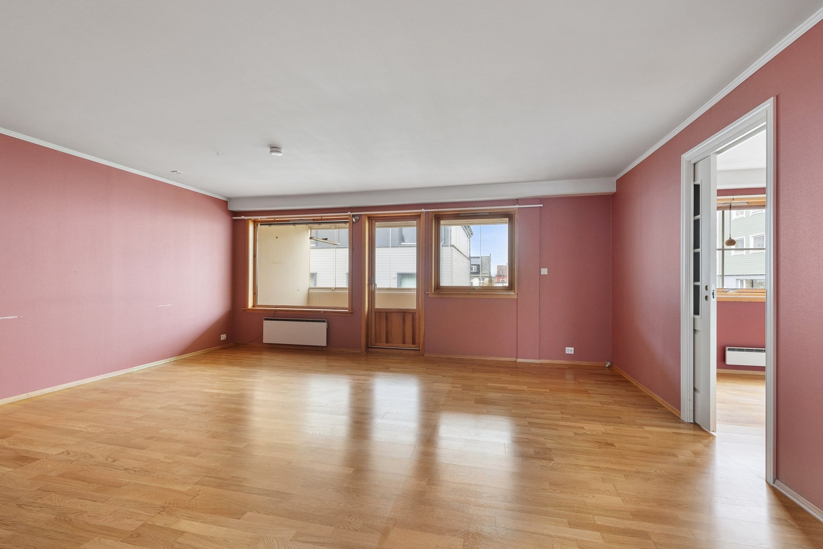 Romslig stue med gode lysforhold og utgang til terrasse. Skyvedør til kjøkken Galleribilde