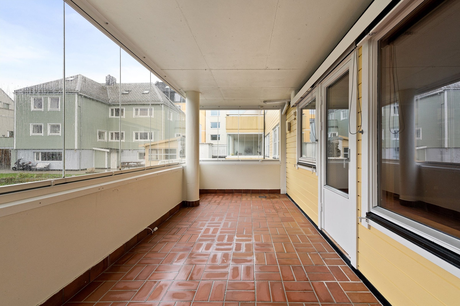 Flislagt innglasset terrasse på 17 m2. Vestvendt terrasse med utgang fra stue Galleribilde