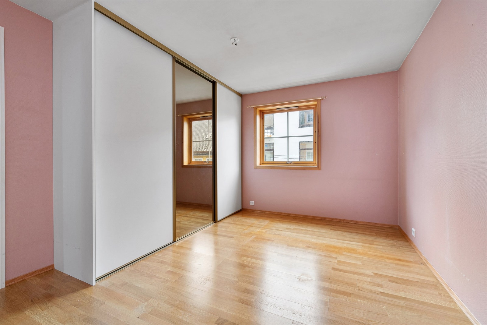 Hovedsoverom med skyvedørsgarderobe Galleribilde