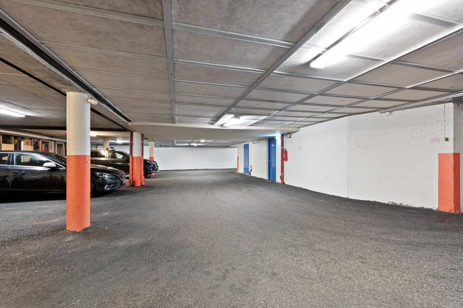 Felles garasjeanlegg med to plasser, plass nr 2 og nr 3 Galleribilde