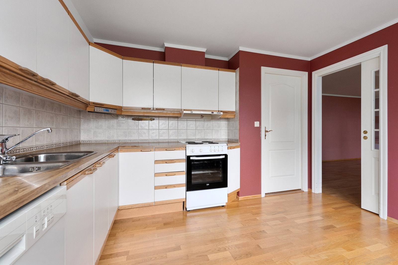 Fra kjøkkenet er det dør til vaskerom, samt skyvedør med glassfelt mot stue. Galleribilde