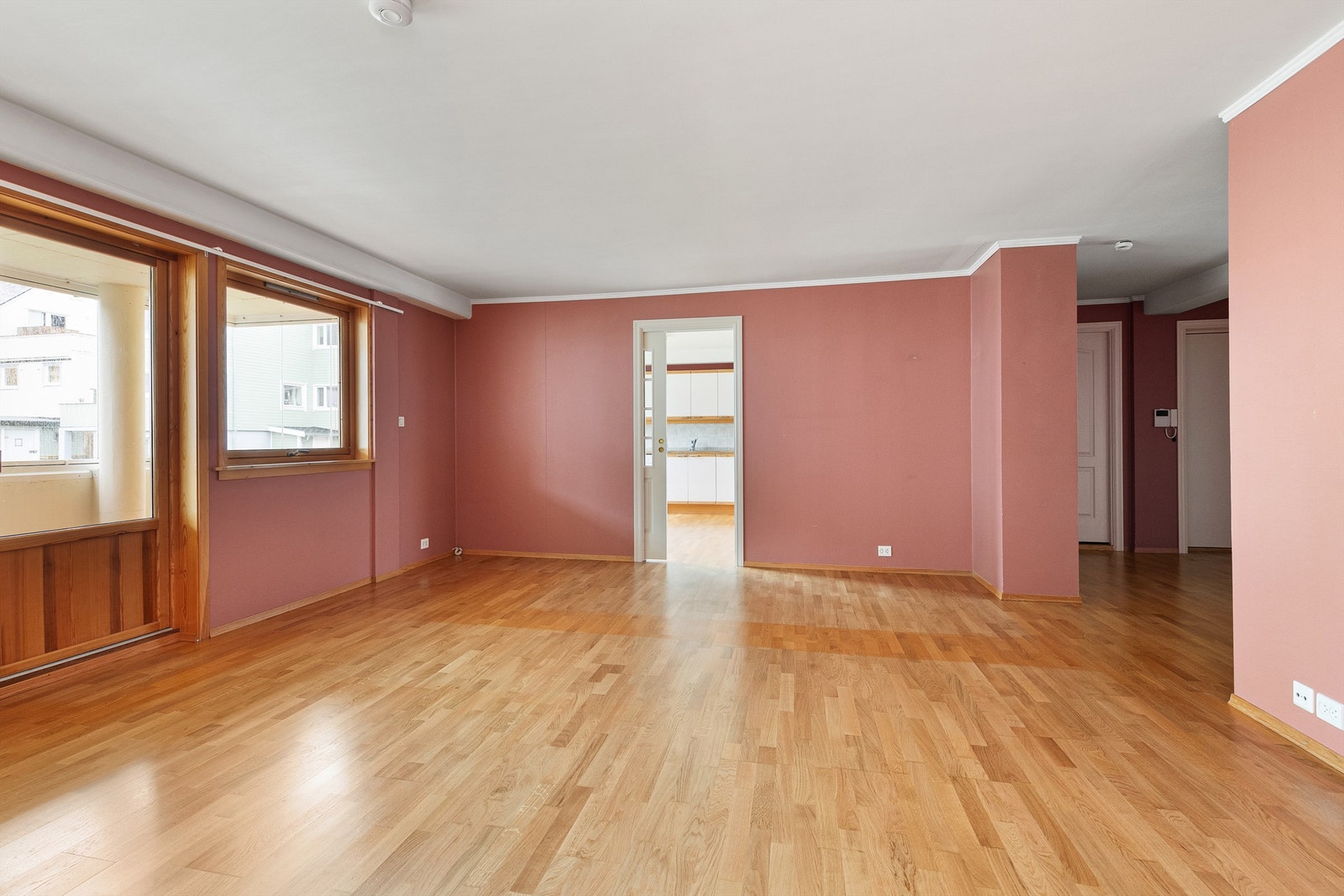 Fra stue mot kjøkken og gang Galleribilde