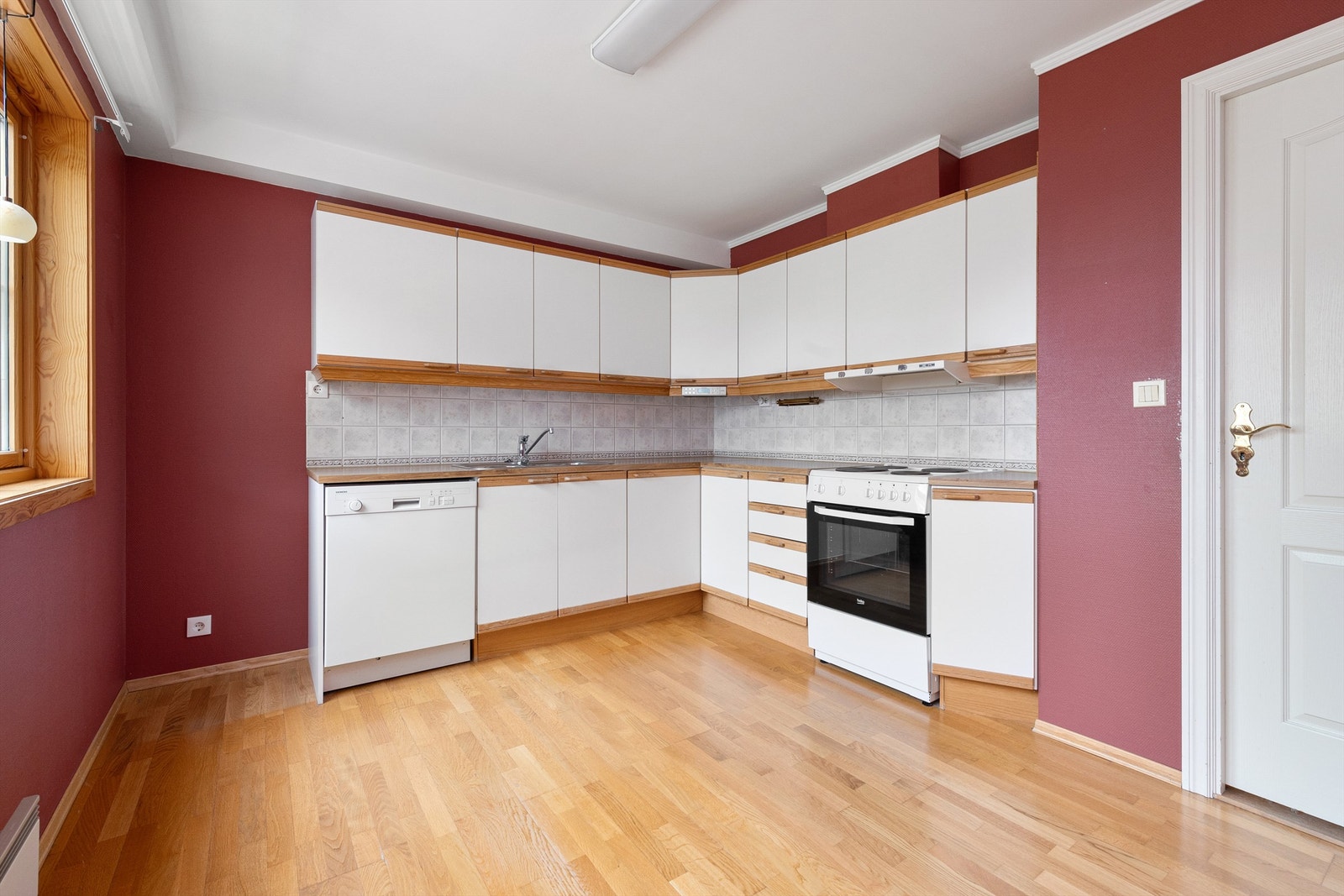 Det er frittstående komfyr og oppvaskmaskin som medfølger. Ventilator i overskap Galleribilde