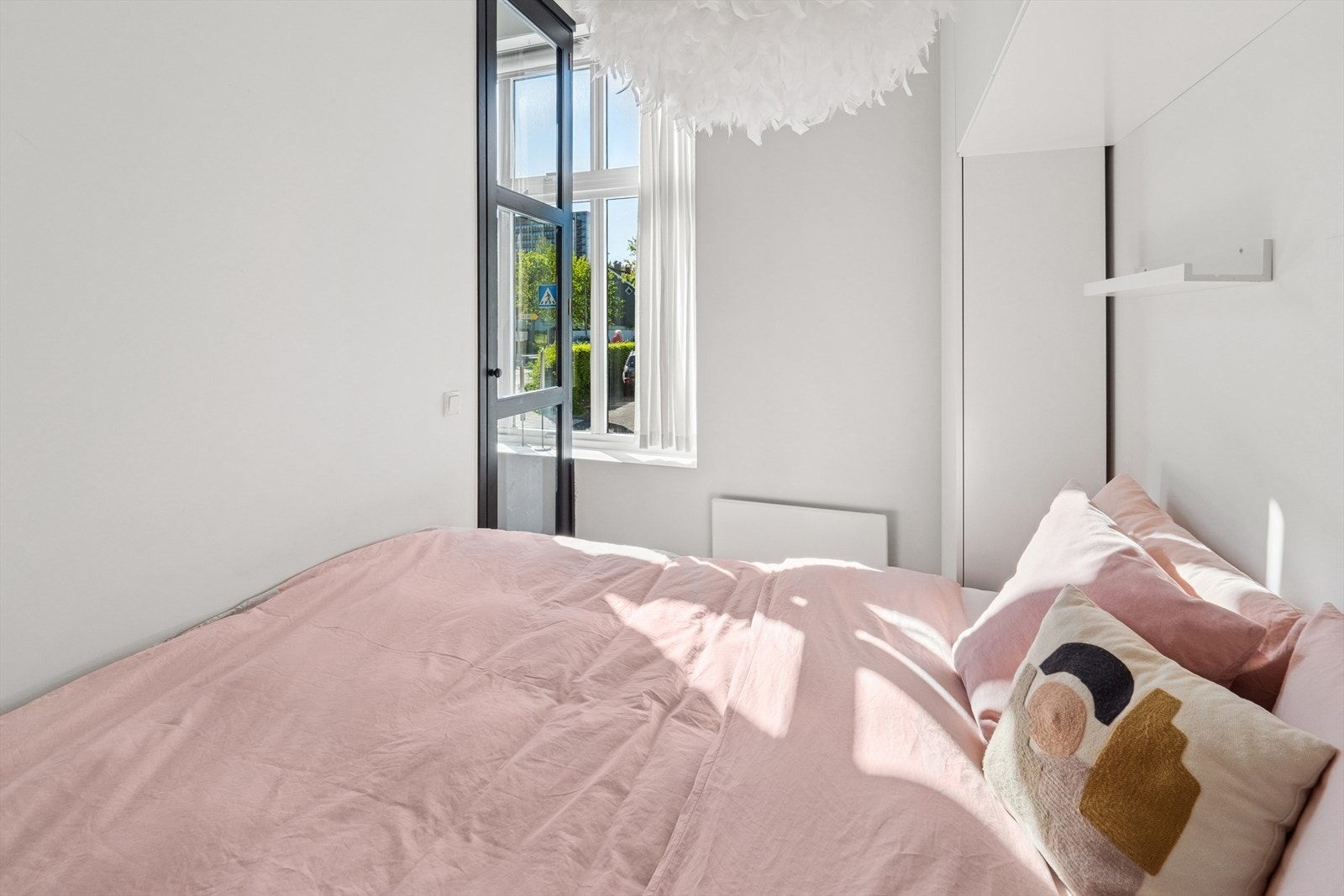 Soverom med plass til dobbeltseng - en praktisk og stilren løsning som utnytter arealet maksimalt. Galleribilde