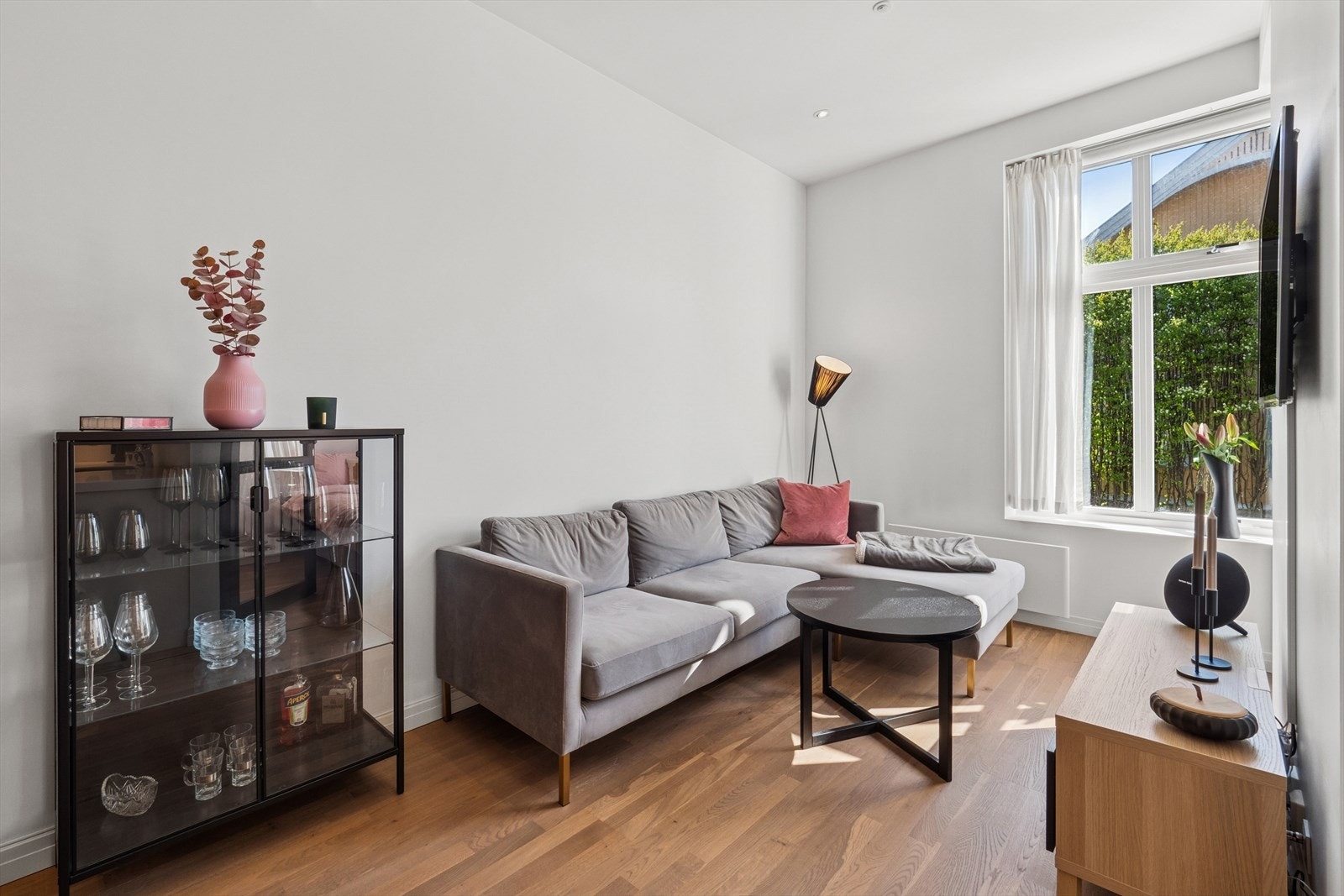 Stuen er lys og trivelig, med stort vindu som gir naturlig lys inn i rommet. Galleribilde