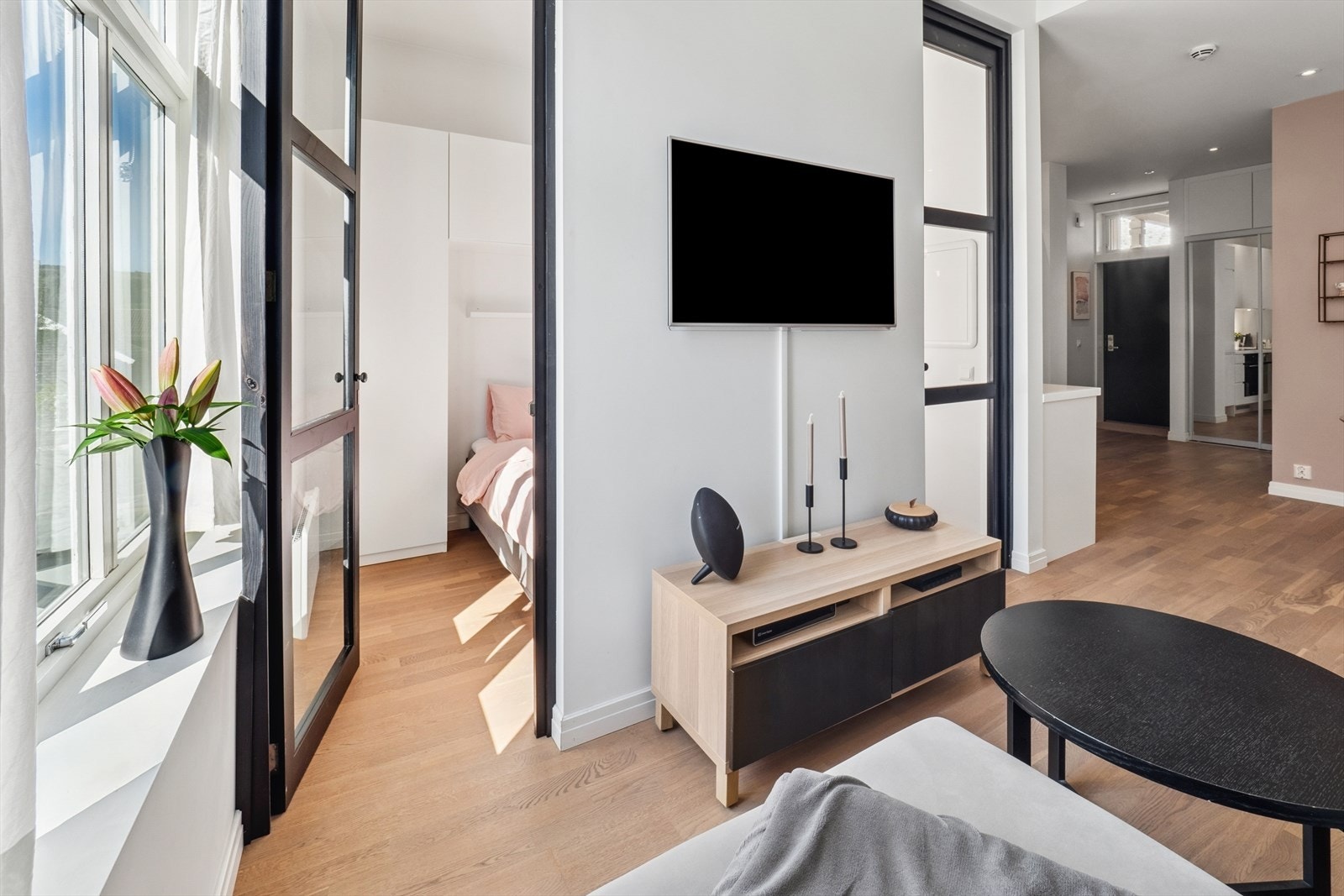 Det er vegg med glassdører til soverom - en smart løsning som gir både romfølelse og avskjerming. Galleribilde