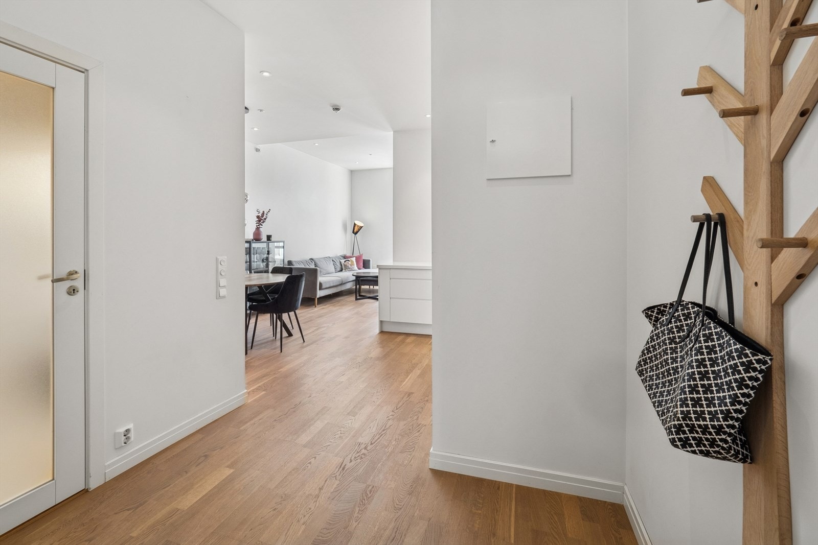 Leiligheten har god takhøyde med innfelte downlights. Galleribilde