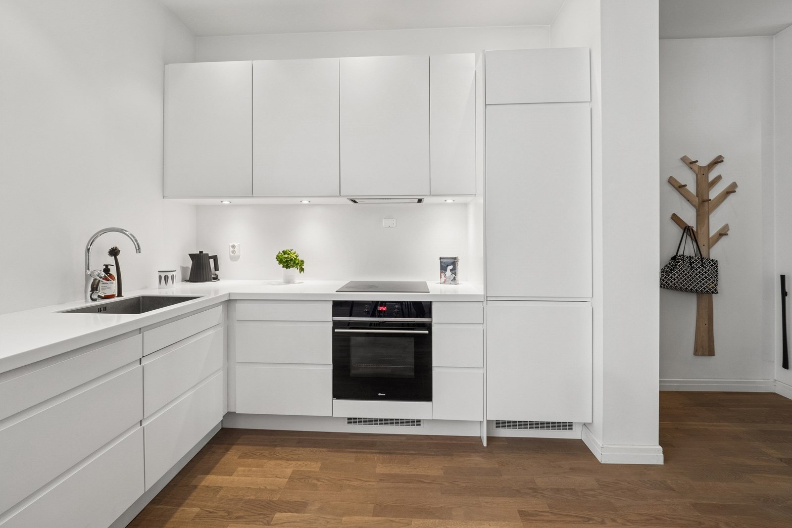 Kjøkkenet er utstyrt med komfyrvakt og kjøkkenvifte med kullfilter. Galleribilde