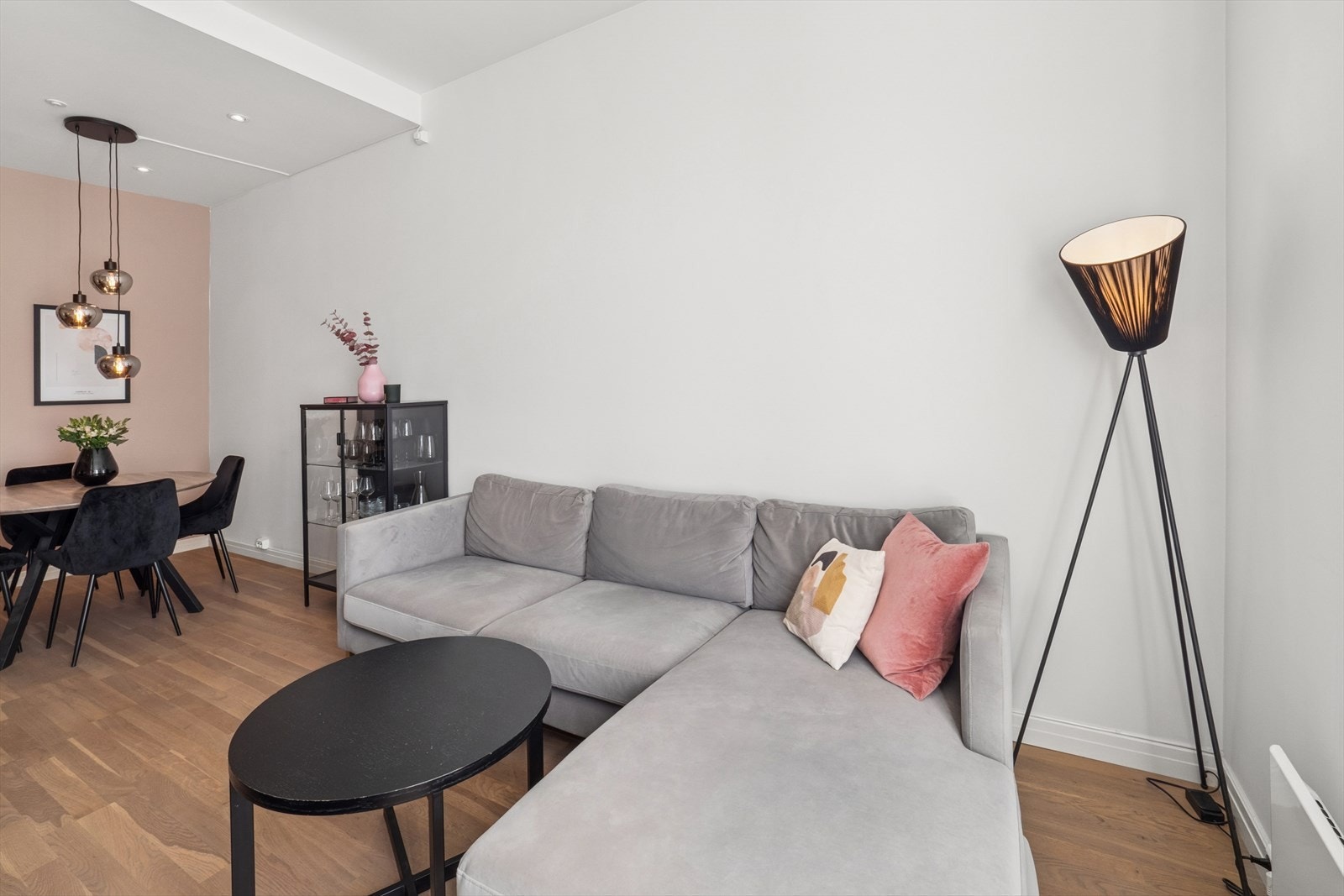 Åpen løsning mellom stue og kjøkken Galleribilde